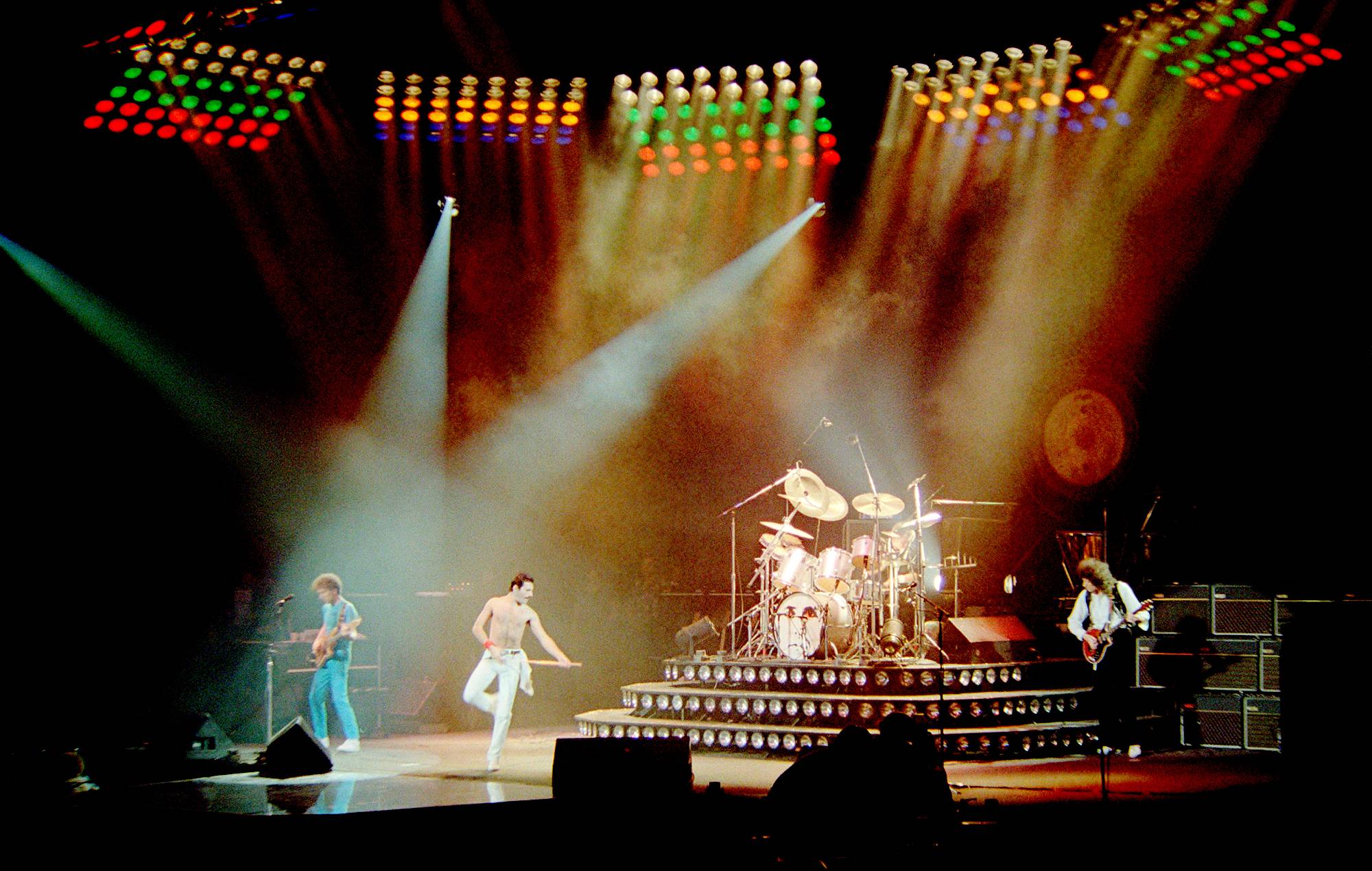 Vea un clip exclusivo de Queen interpretando "We Are The Champions" en la nueva película en directo "Rock Montreal