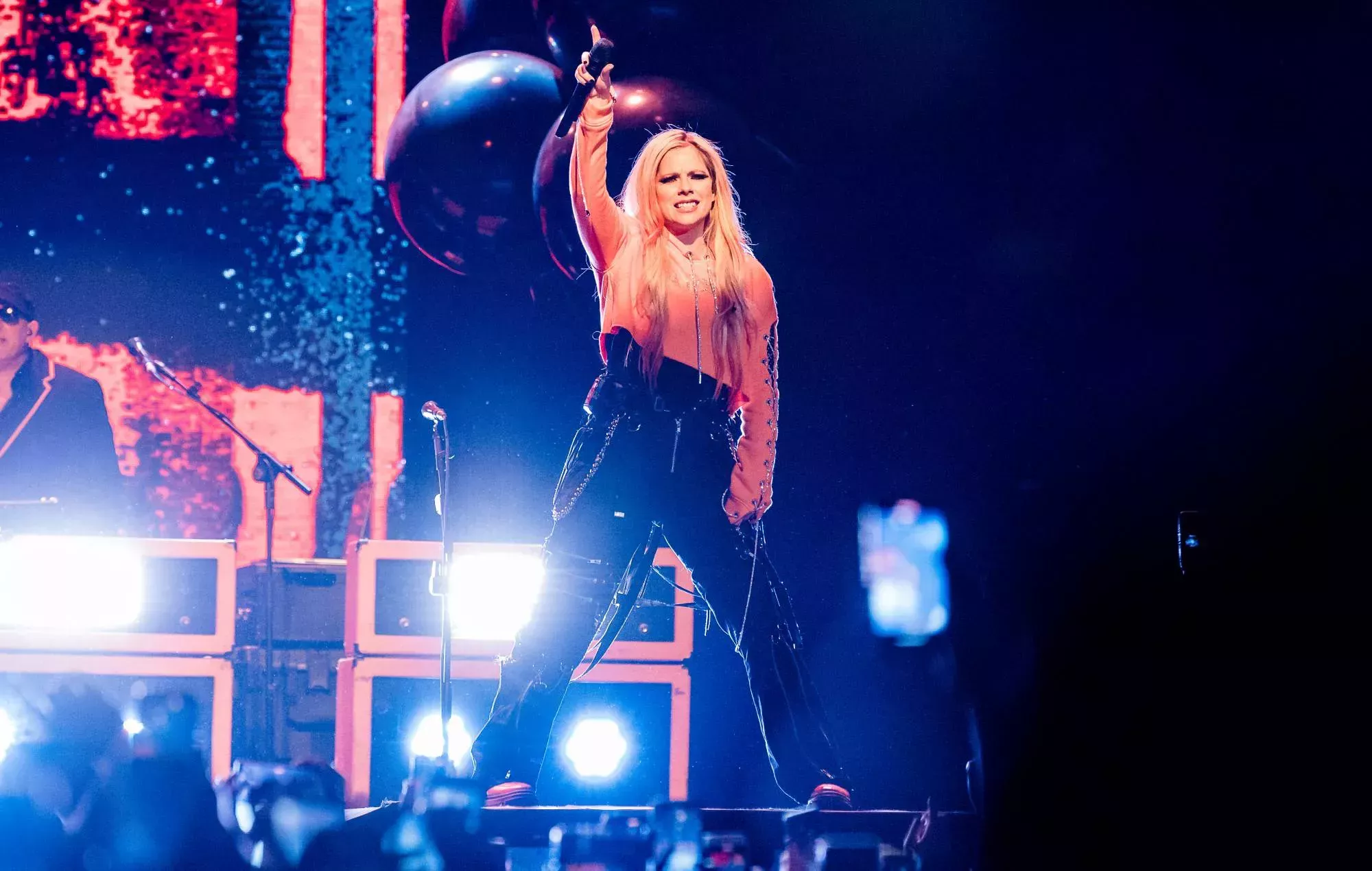 Avril Lavigne anuncia