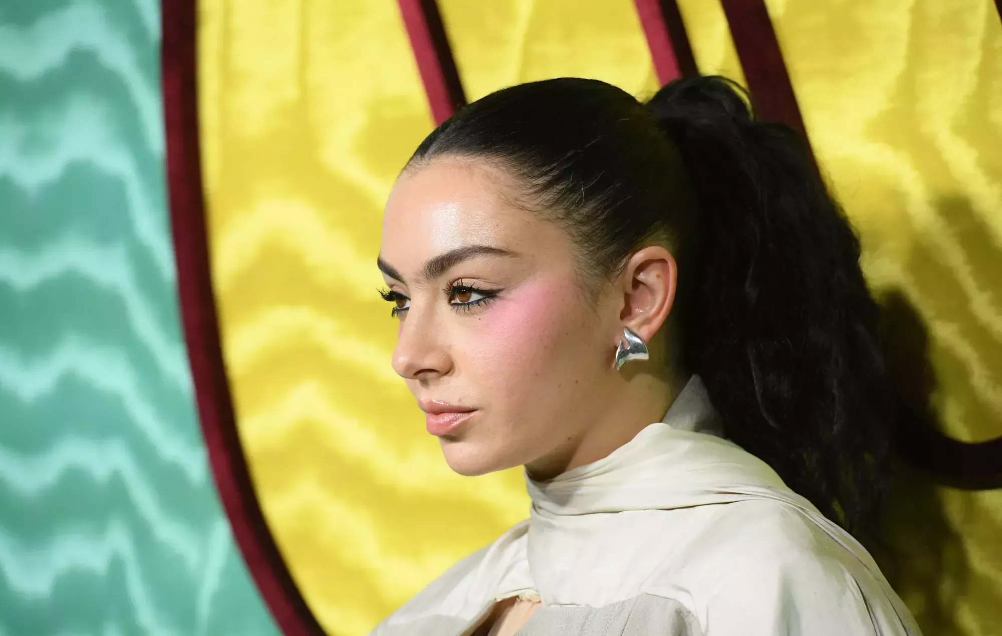 Charli XCX insinúa que su nuevo álbum es un disco dance tras su aparición en Boiler Room