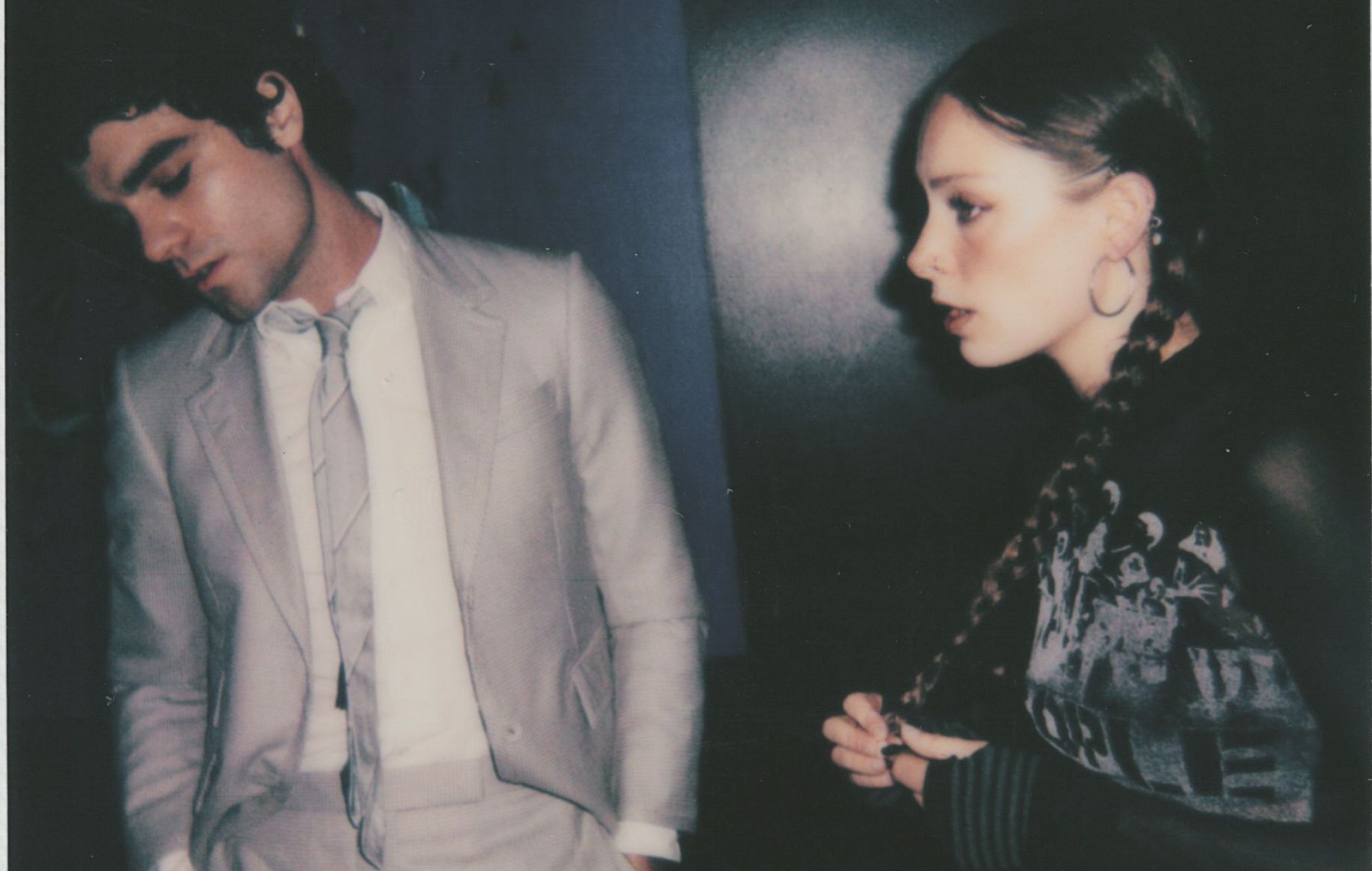 Echa un vistazo a la ensoñadora colaboración entre Del Water Gap y Holly Humberstone, "Cigarettes &amp; Wine".