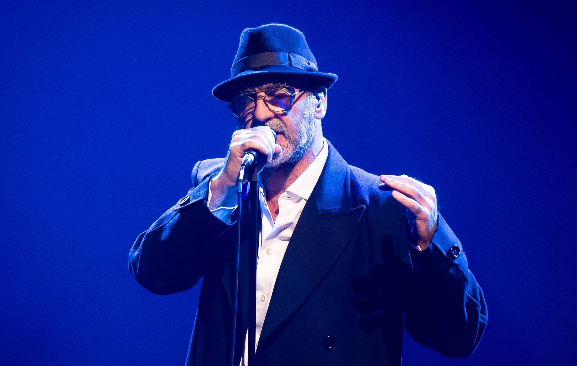 Éric Cantona anuncia su álbum de debut en directo 'Cantona sings Eric - First Tour Ever'