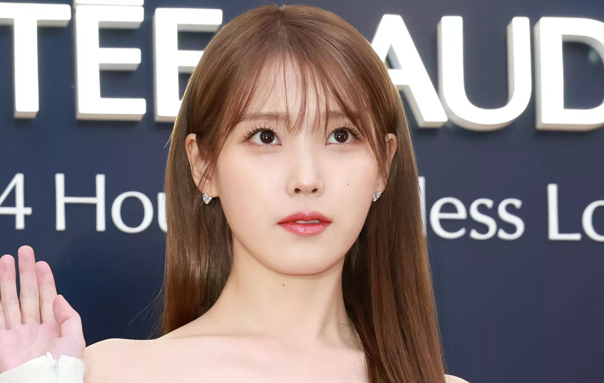 IU vuela en el excéntrico videoclip de 