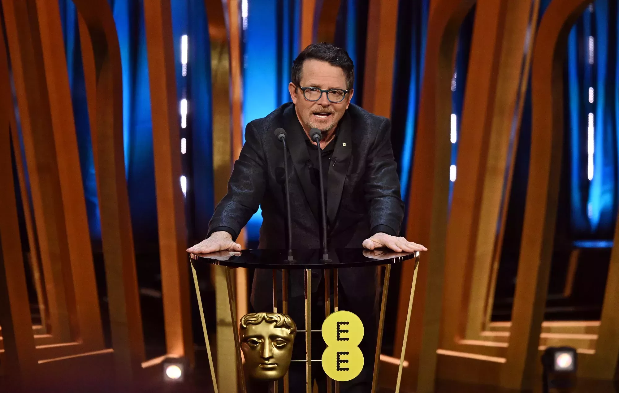 Michael J Fox hace llorar a los espectadores de los BAFTA con su emotiva aparición sorpresa