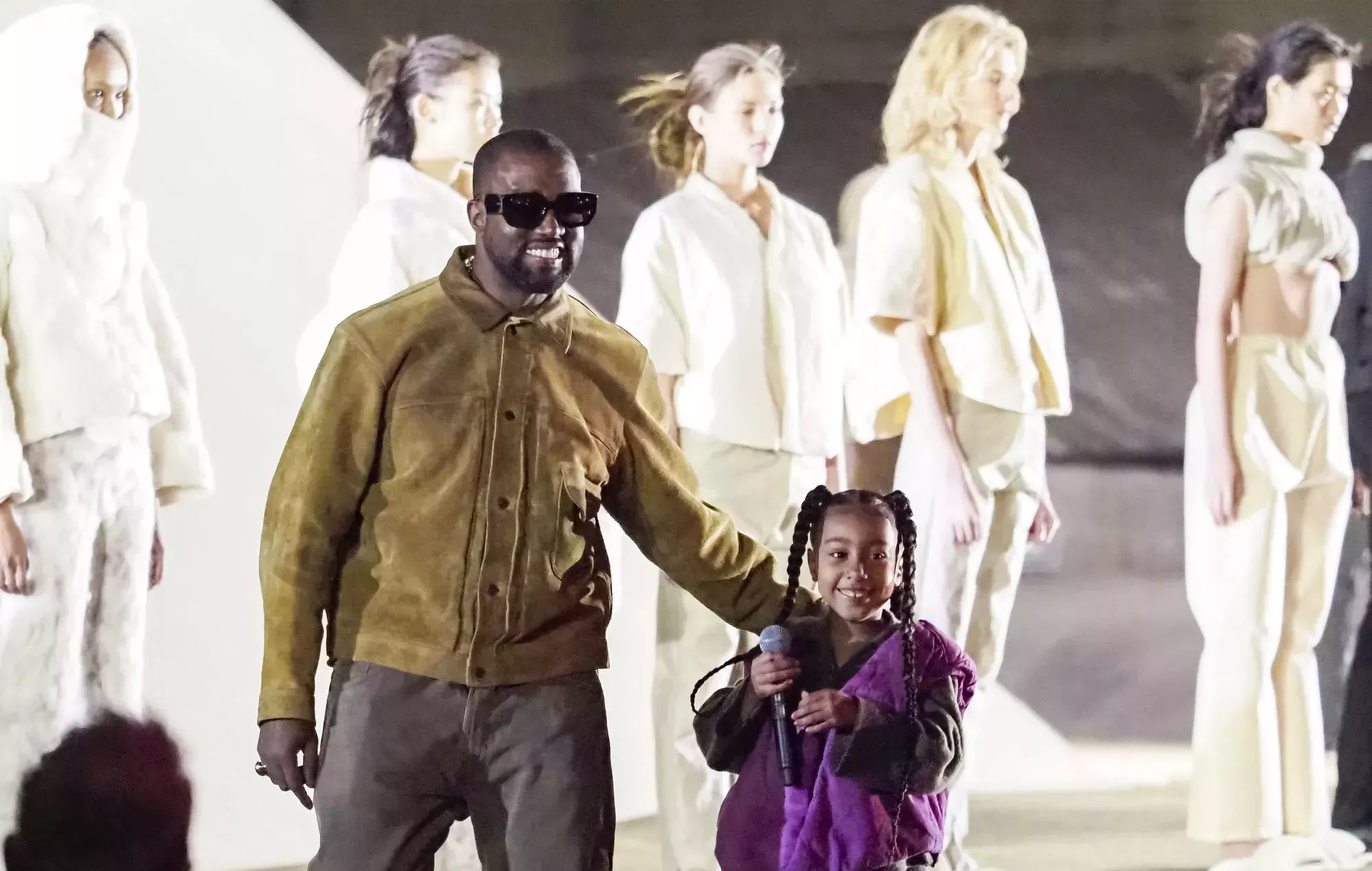 Mira cómo Kanye West y su hija North interpretan juntos 'TALKING' por primera vez en París