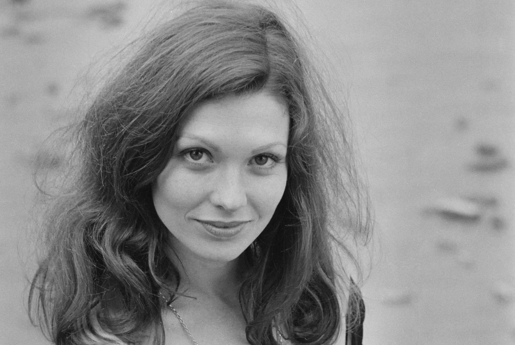 Pamela Salem: La actriz de James Bond Moneypenny fallece a los 80 años