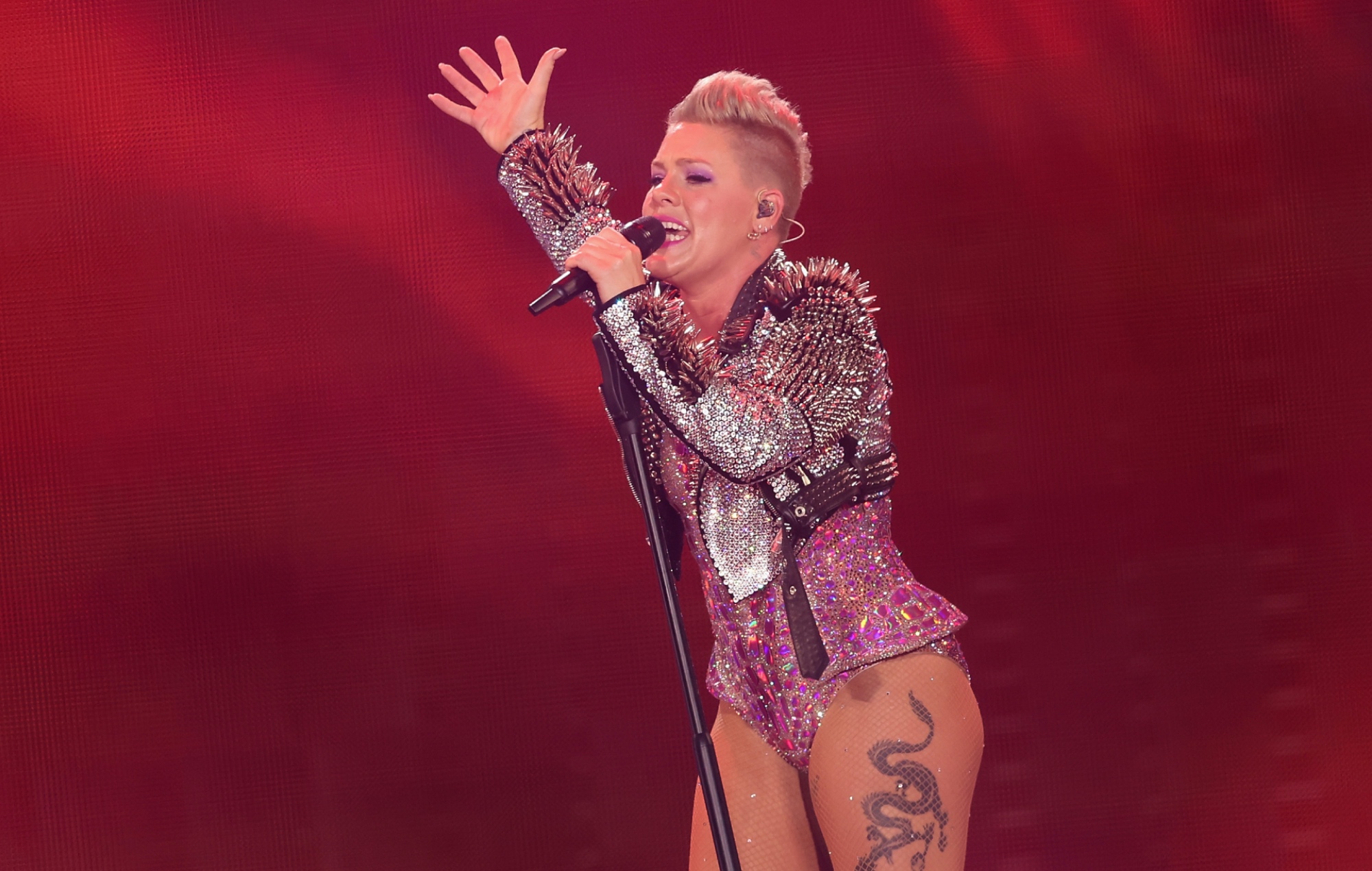 Pink interrumpe un concierto después de que una fan se pusiera de parto a mitad de canción: "¡Buena suerte!"