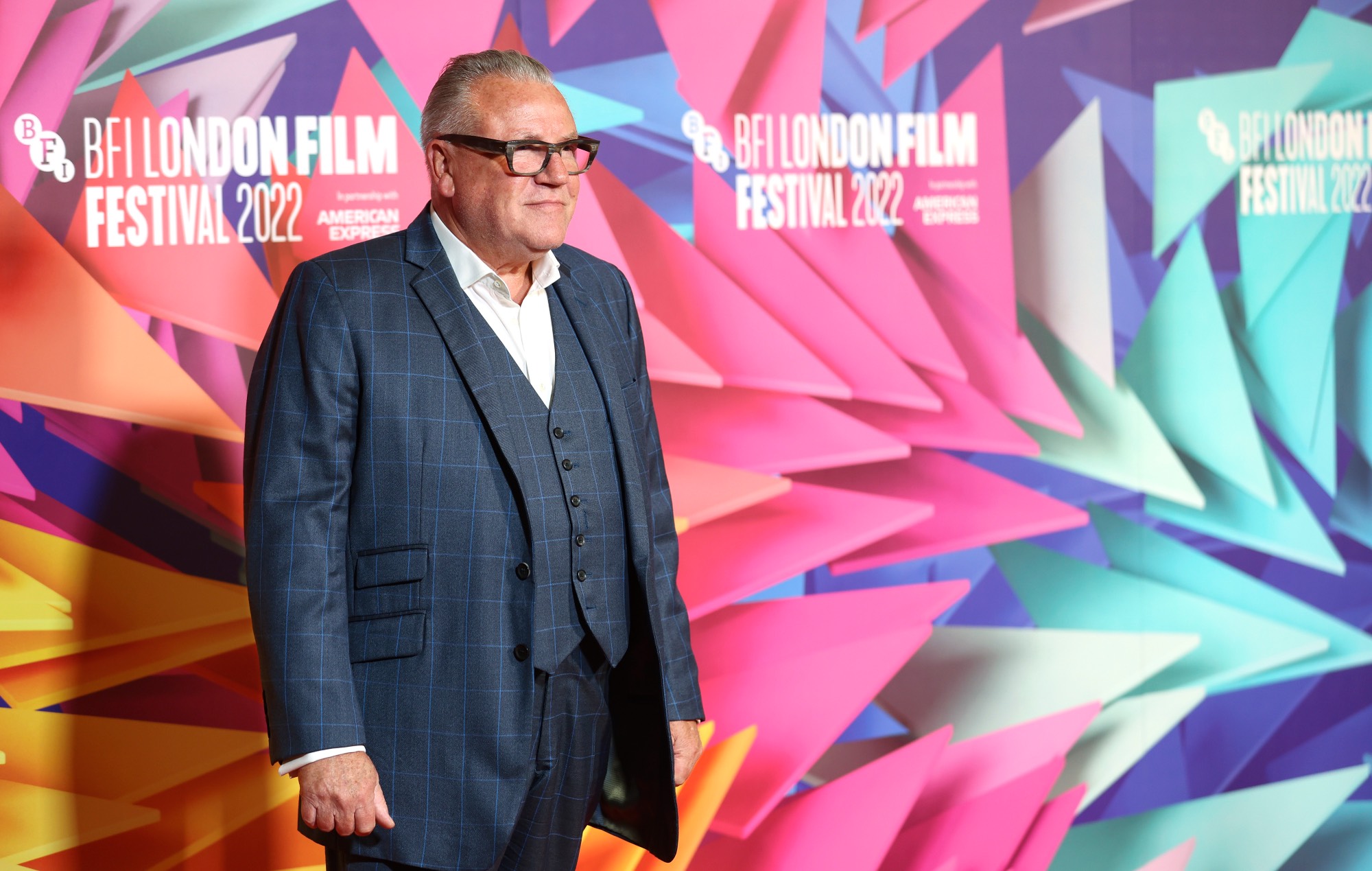 Ray Winstone dice que actúa en proyectos que no le gustan para "pagar el alquiler"