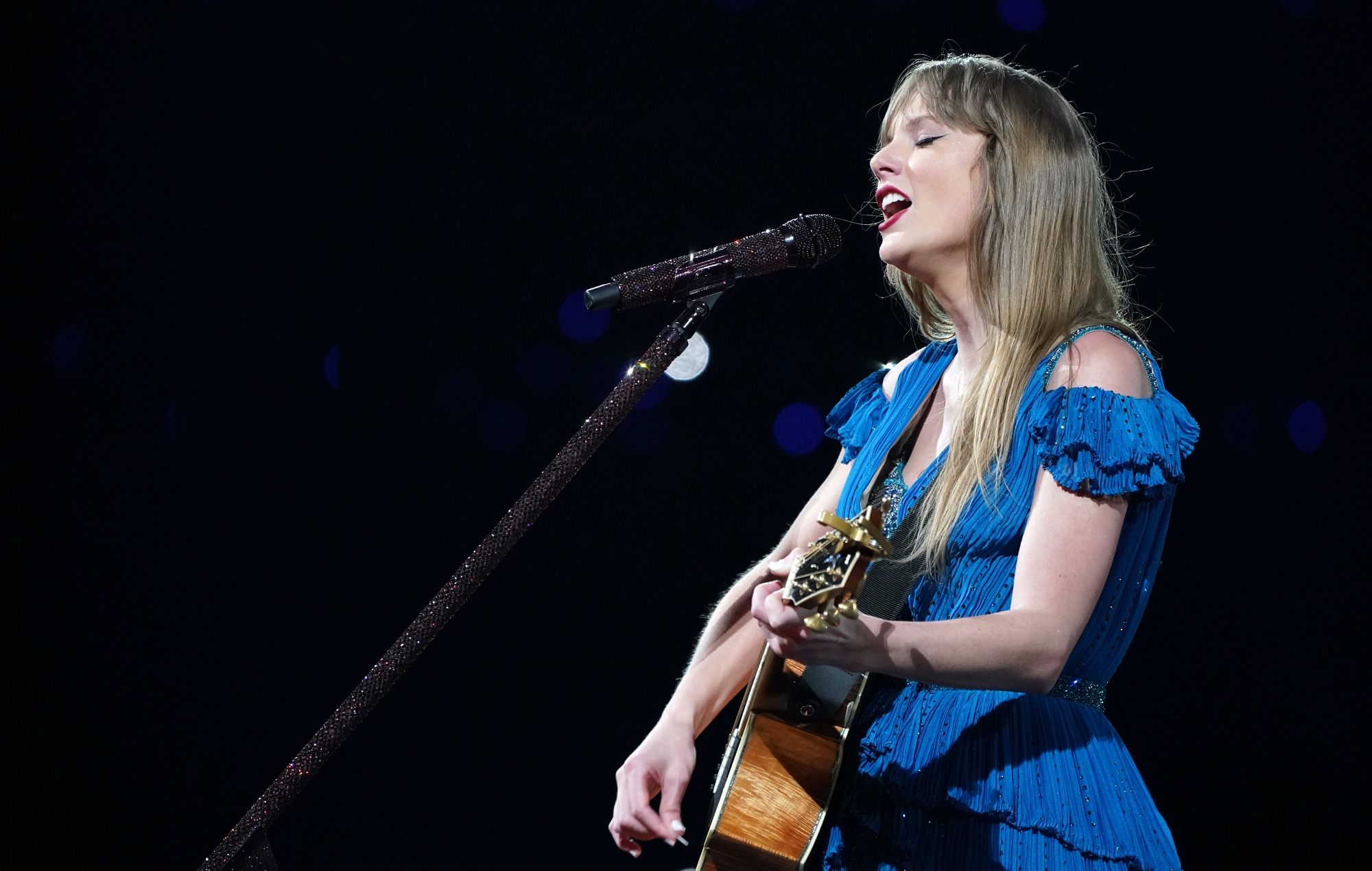 Taylor Swift interpreta las rarezas "The Outside" y "Superman" en su gira "Eras Tour