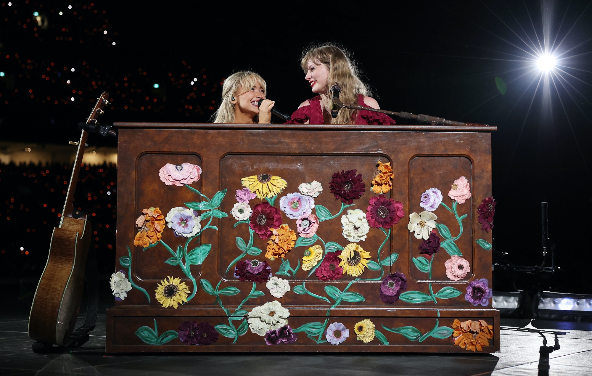Taylor Swift y Sabrina Carpenter interpretan un mash-up de "White Horse" y "Coney Island