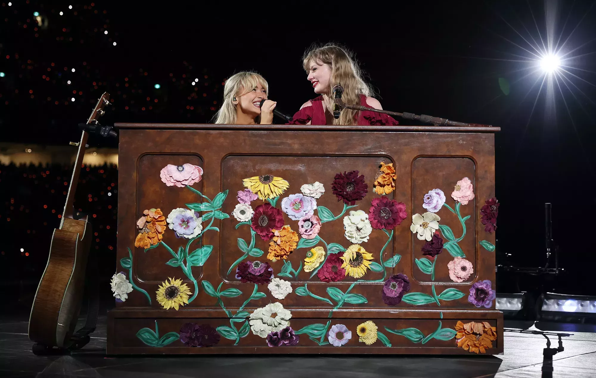 Taylor Swift y Sabrina Carpenter interpretan un mash-up de