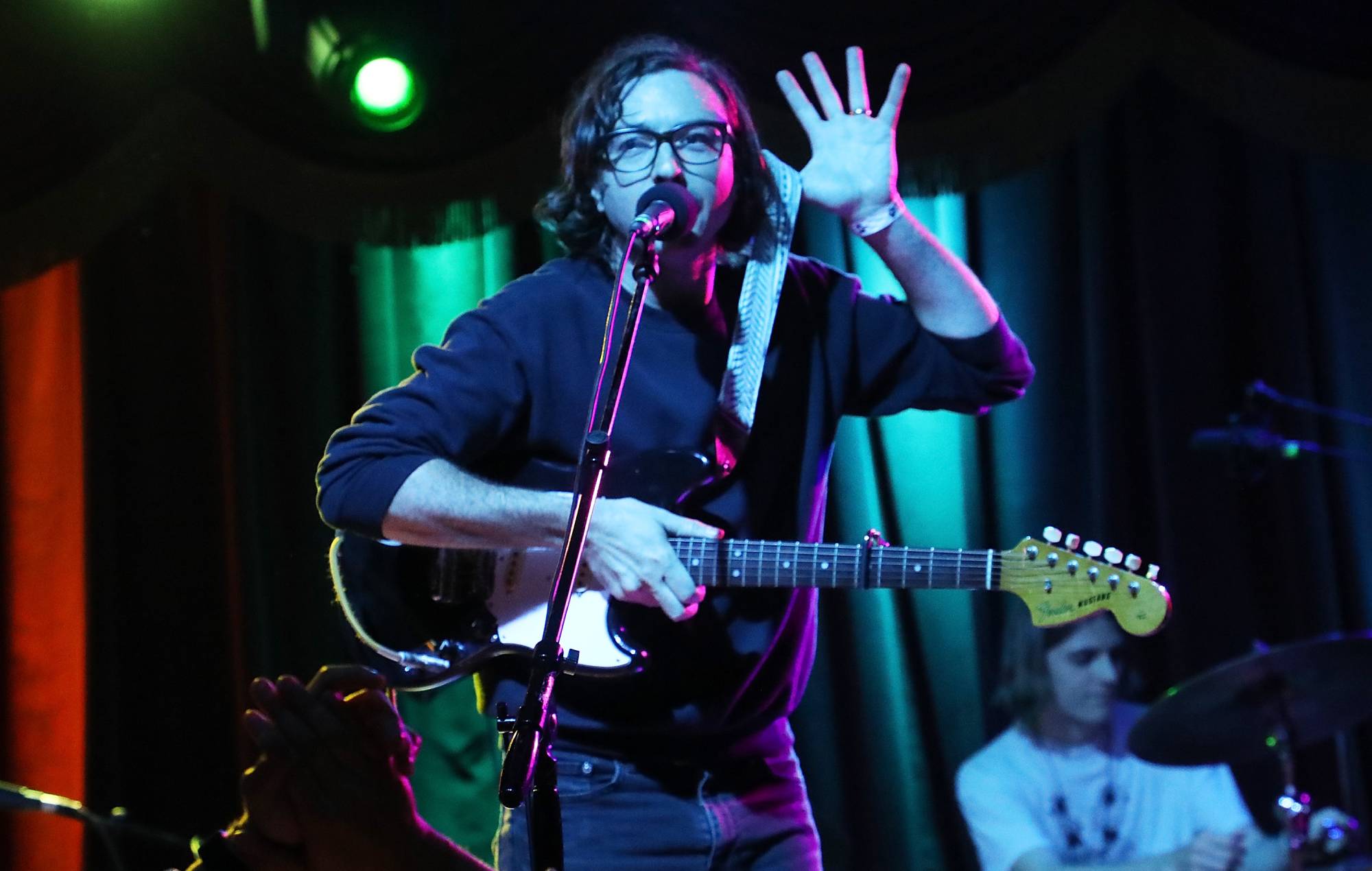 Vea cómo Real Estate versiona 'Daniel' de Elton John en el estreno de 'Daniel' sólo con personas llamadas Daniel