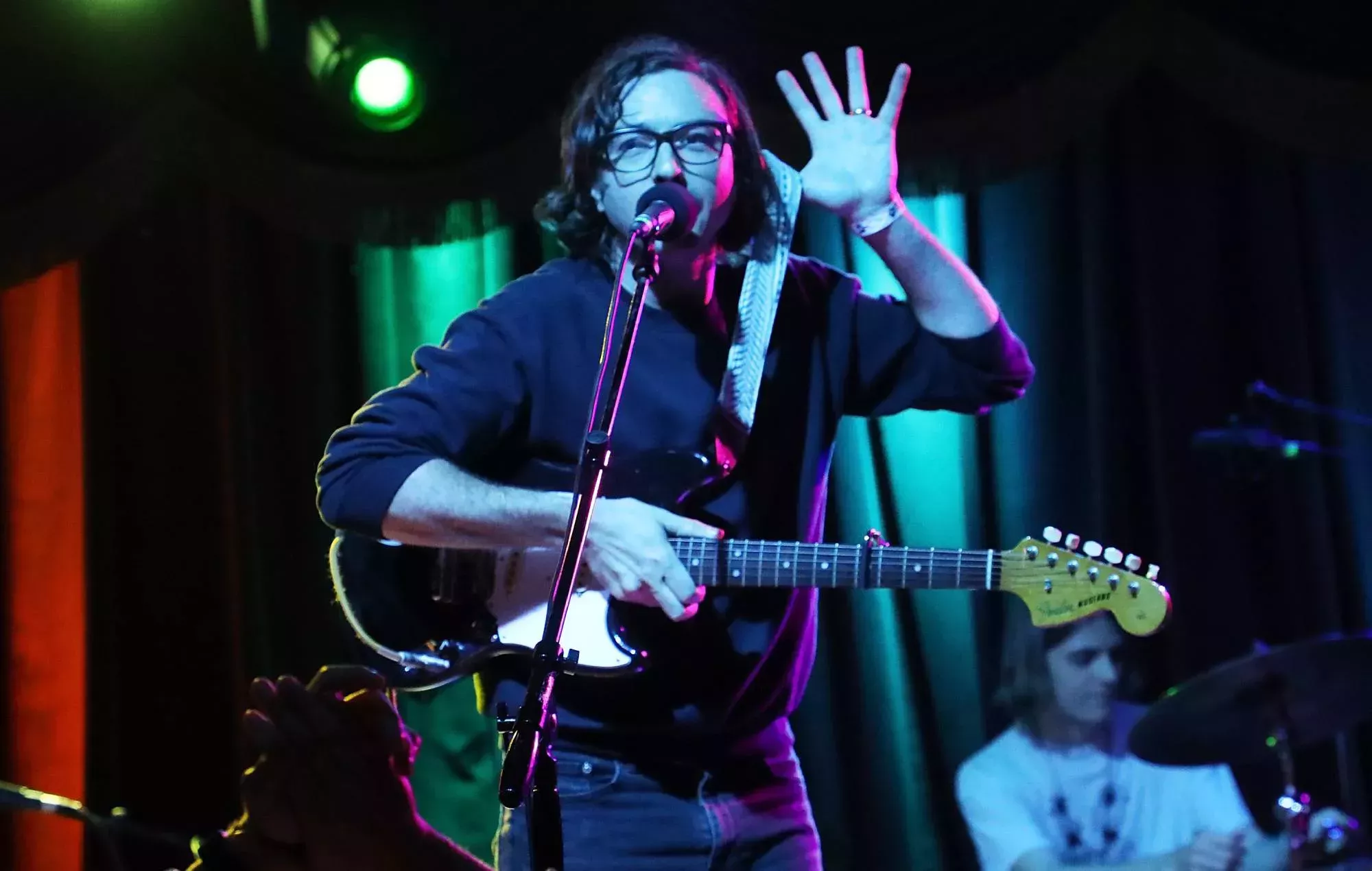 Vea cómo Real Estate versiona 'Daniel' de Elton John en el estreno de 'Daniel' sólo con personas llamadas Daniel