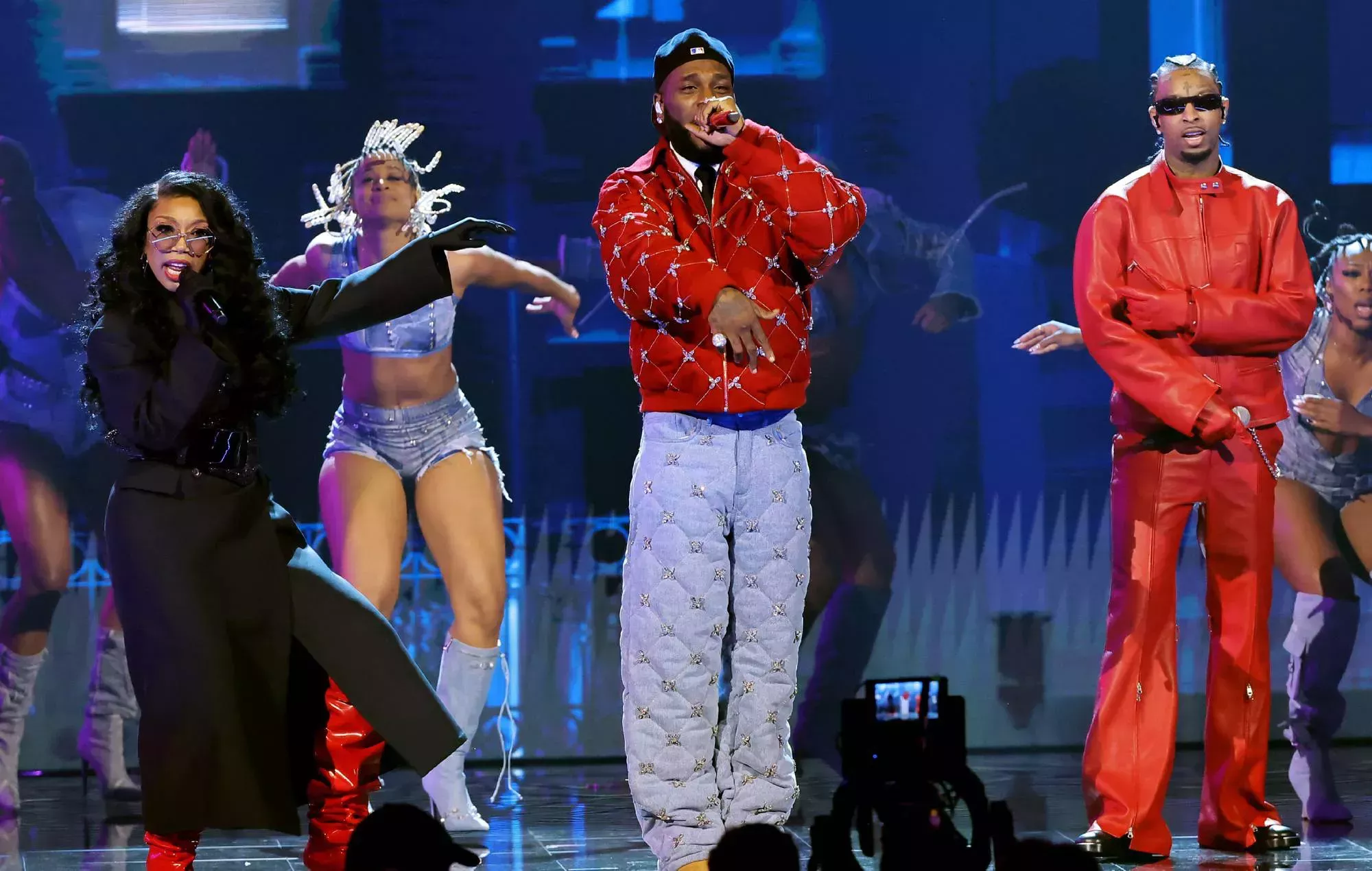 Vea la actuación de Burna Boy con Brandy y 21 Savage en los Grammy 2024