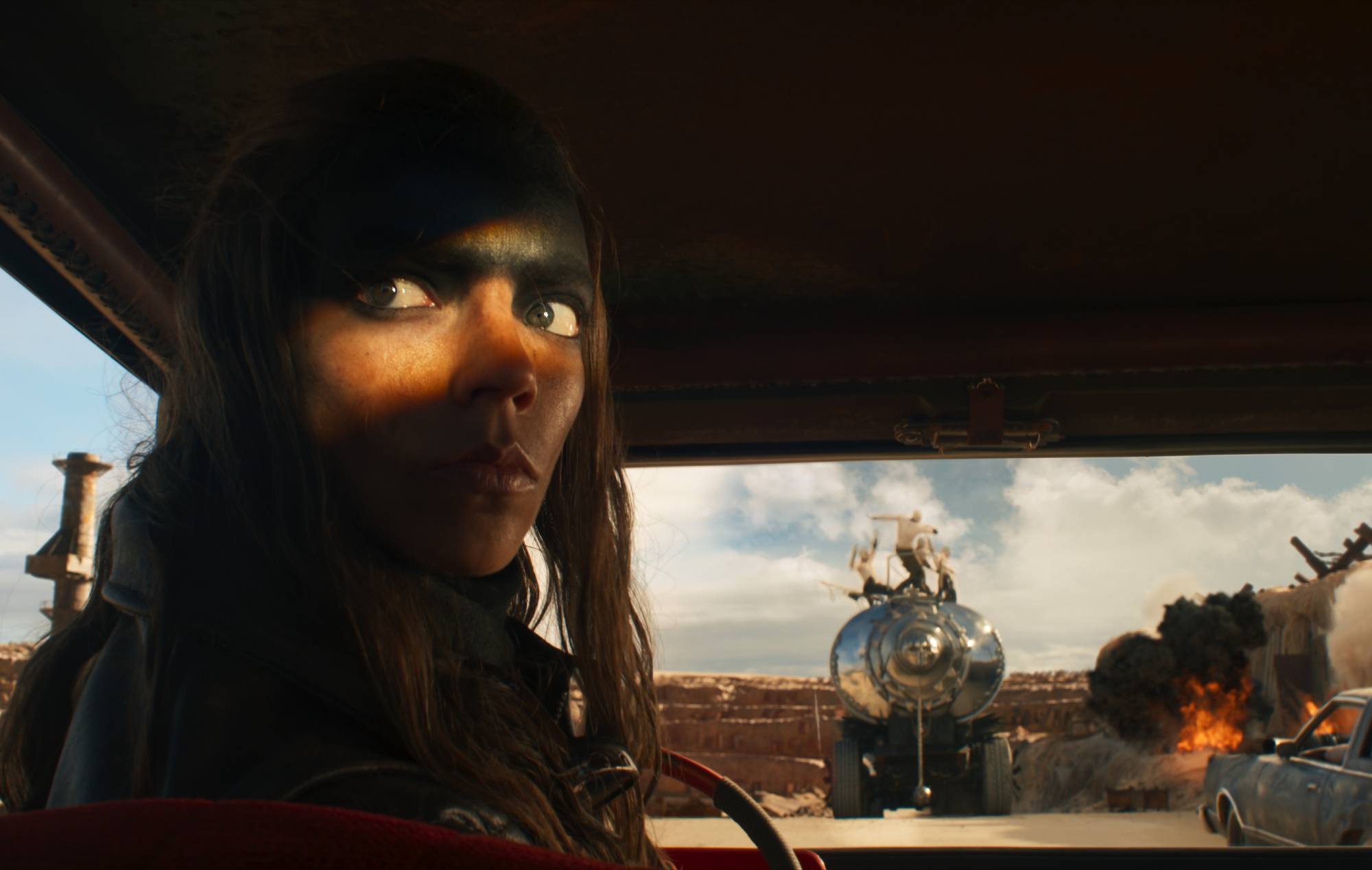 Anya Taylor-Joy apunta a Chris Hemsworth en el tráiler de "Furiosa: Una saga de Mad Max
