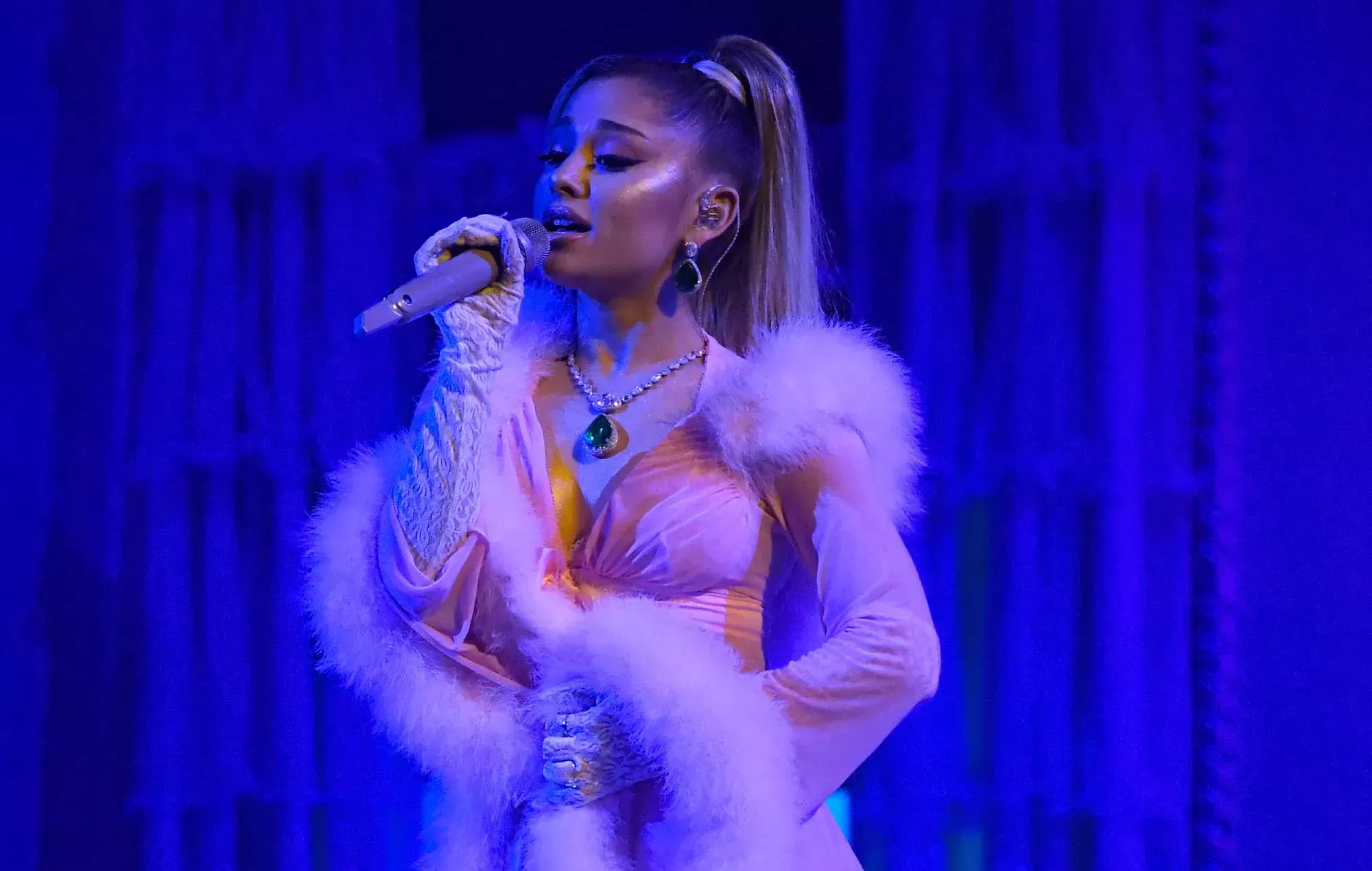 Ariana Grande pide a sus fans que dejen de enviar odio a las personas de las que creen que trata 'Eternal Sunshine'