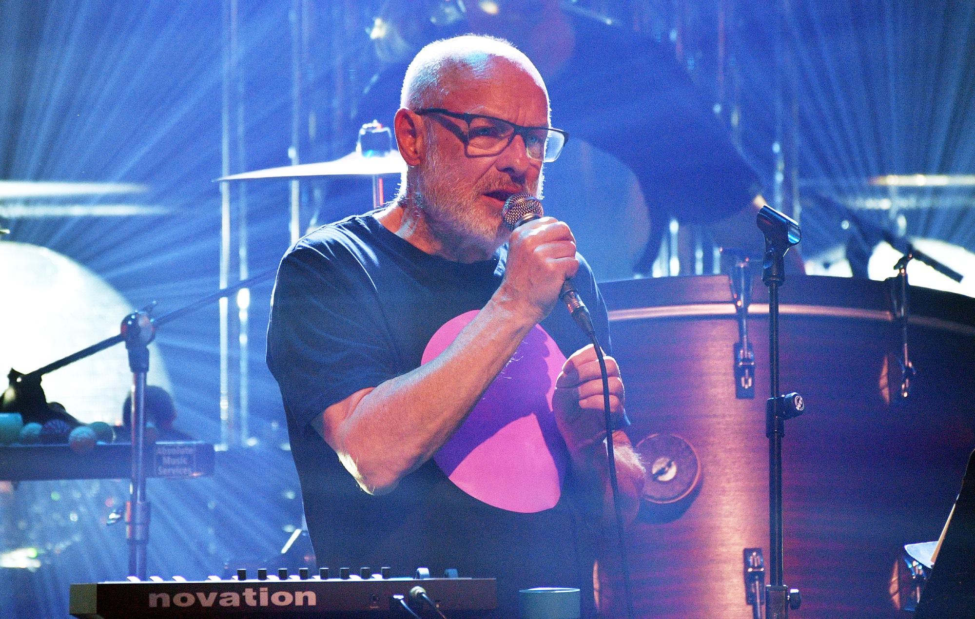 Brian Eno comparte su nueva y emotiva canción y vídeo "All I Remember".