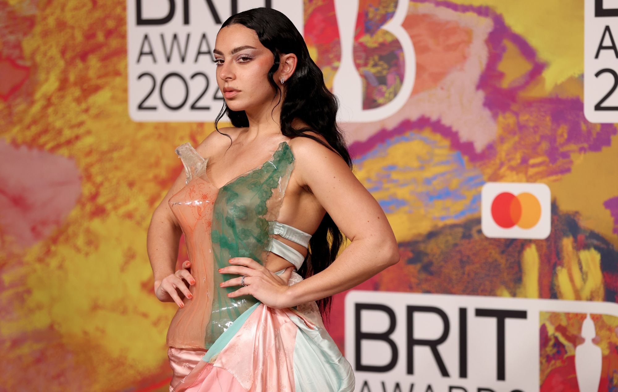 Charli XCX habla de su nuevo álbum "Brat" y de si sus fans son más intensos que los de The 1975