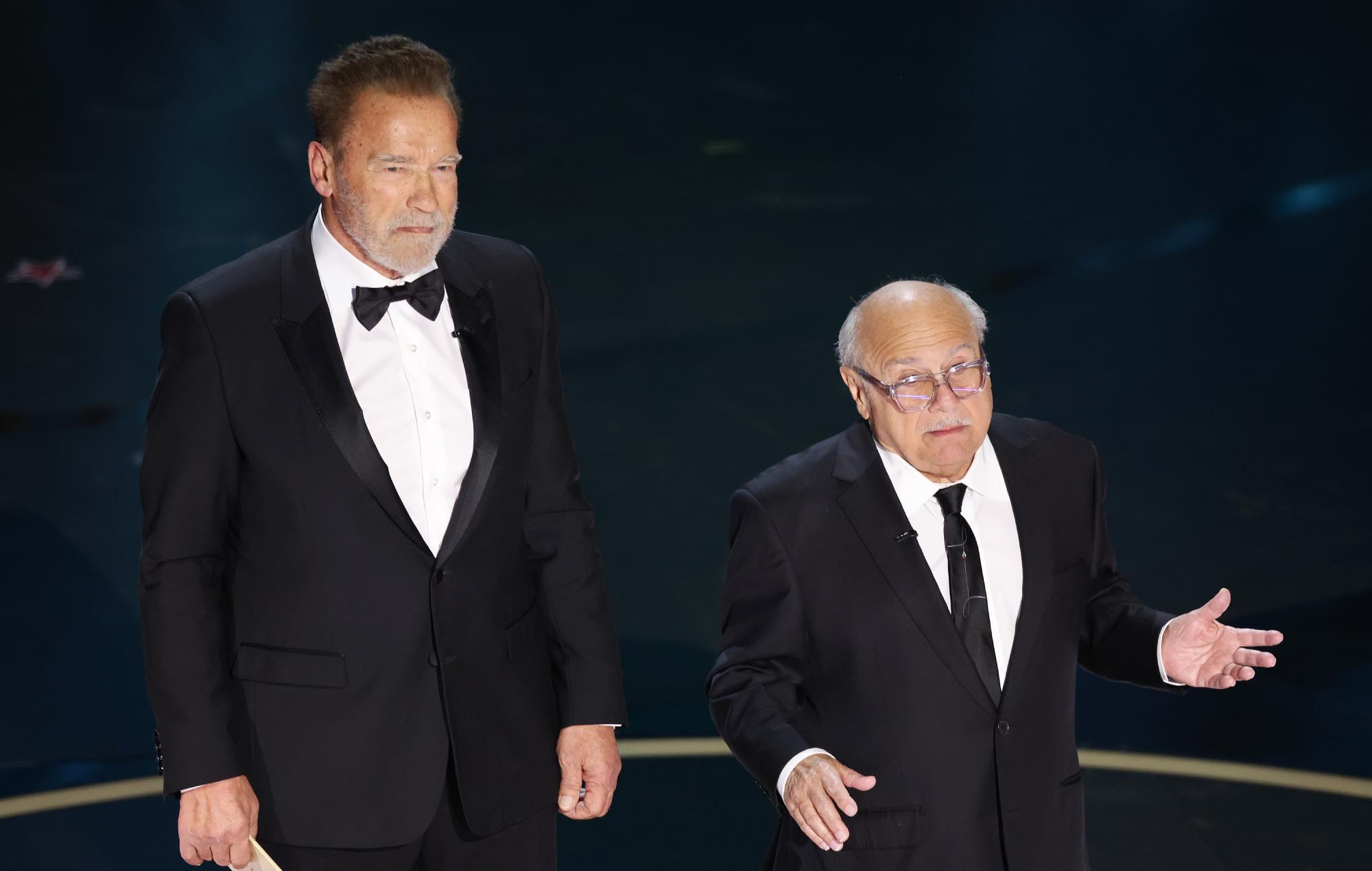 Danny DeVito y Arnold Schwarzenegger reprenden a Michael Keaton por 'Batman' durante el reencuentro de los Oscars
