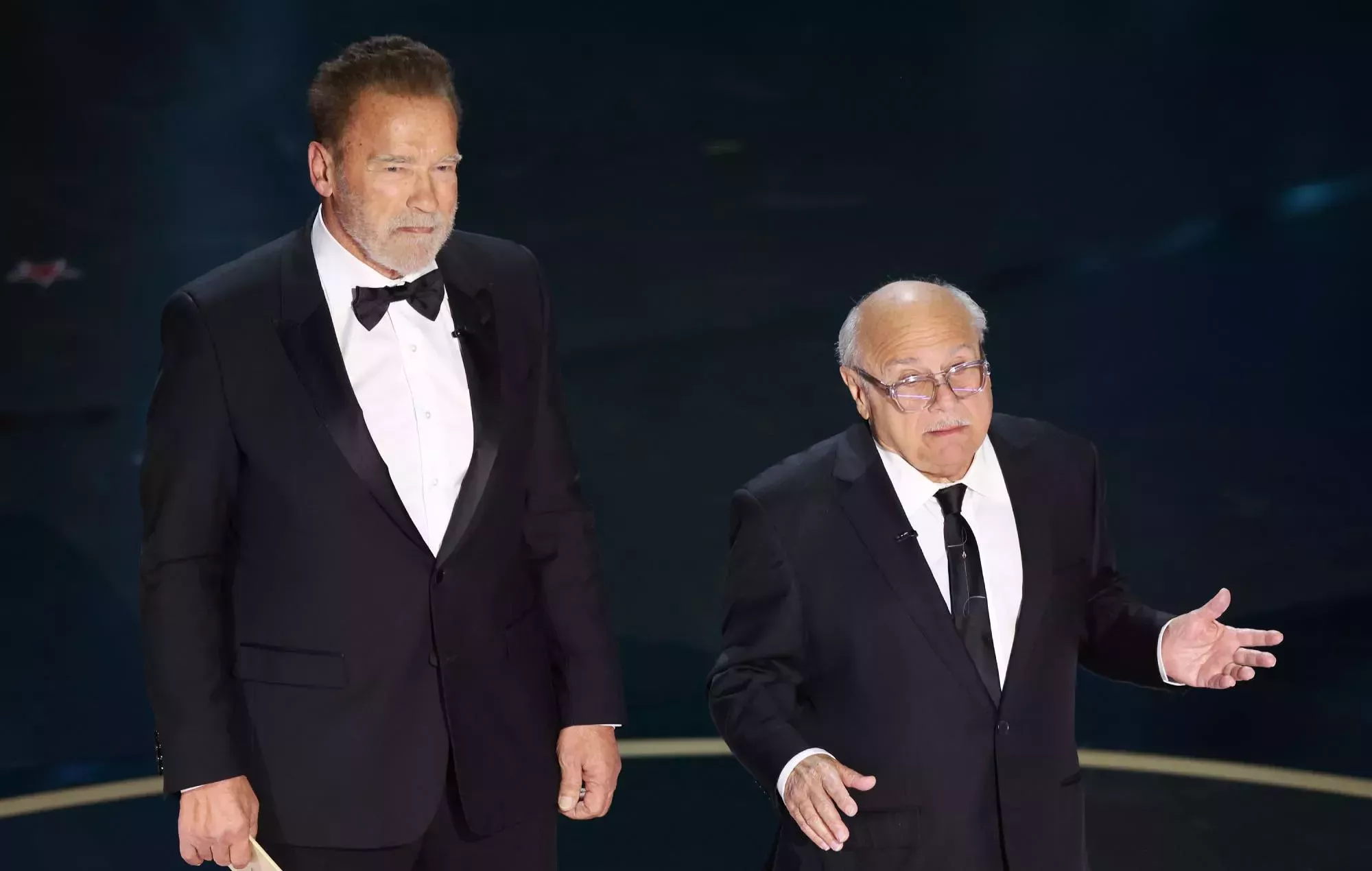 Danny DeVito y Arnold Schwarzenegger reprenden a Michael Keaton por 'Batman' durante el reencuentro de los Oscars