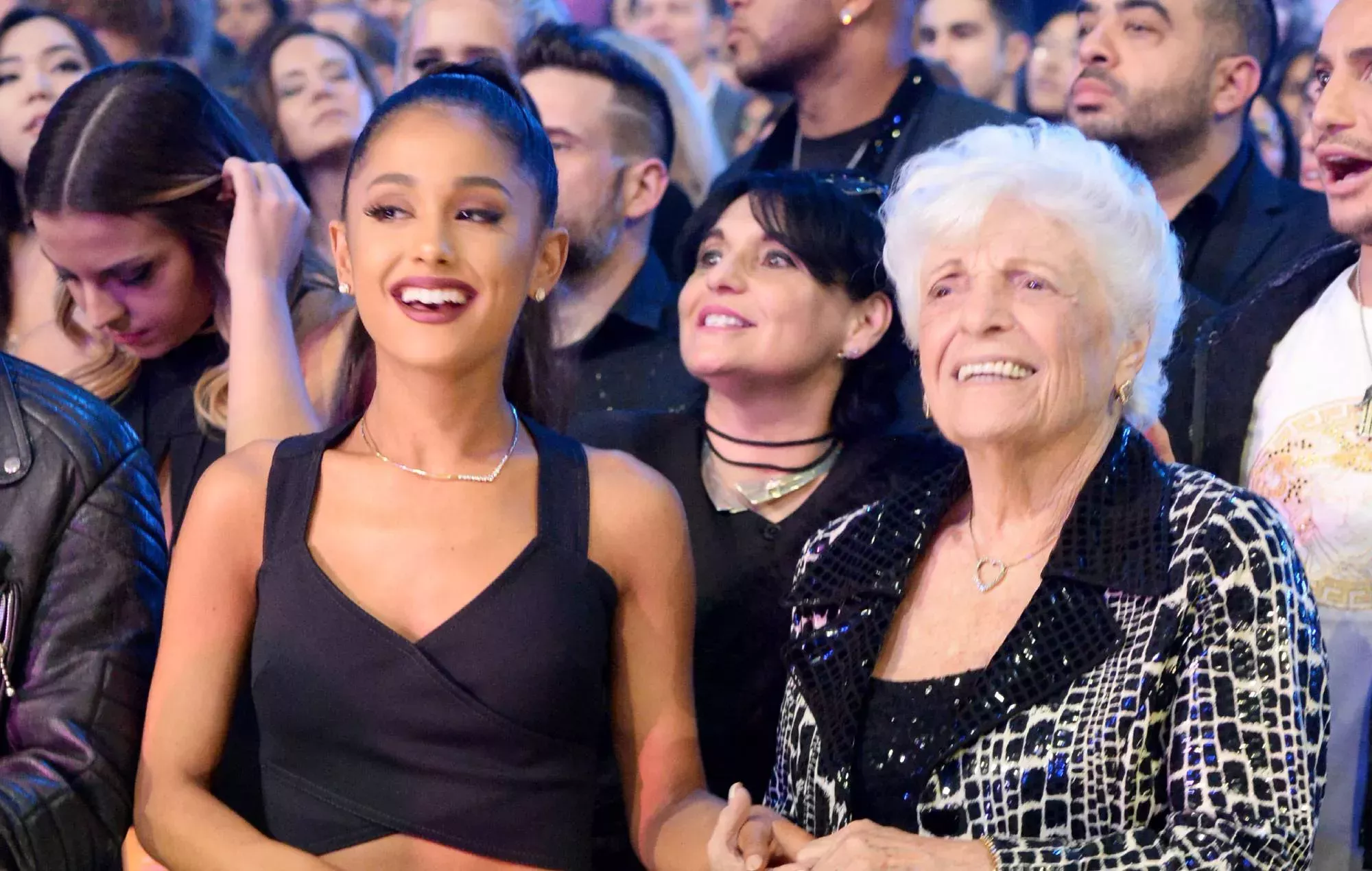 El abuelo de Ariana Grande, de 98 años, bate el récord de la persona de más edad en alcanzar el Billboard Hot 100