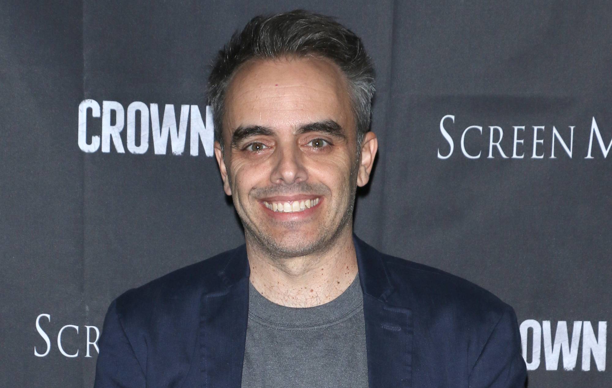 El director de 'Rust' describe el momento en que fue tiroteado por Alec Baldwin en el juicio del supervisor de armas