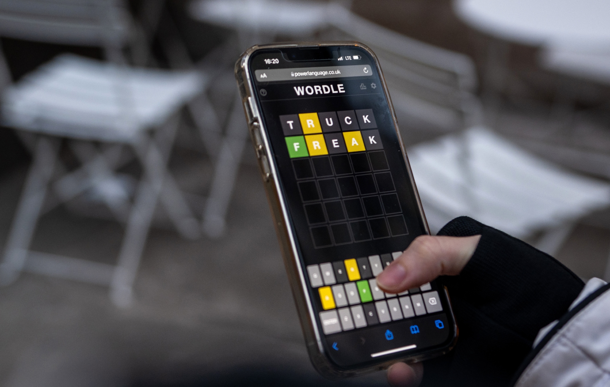 El nuevo juego de puzzle "Strands" se une a "Wordle" y "Connections" en el New York Times