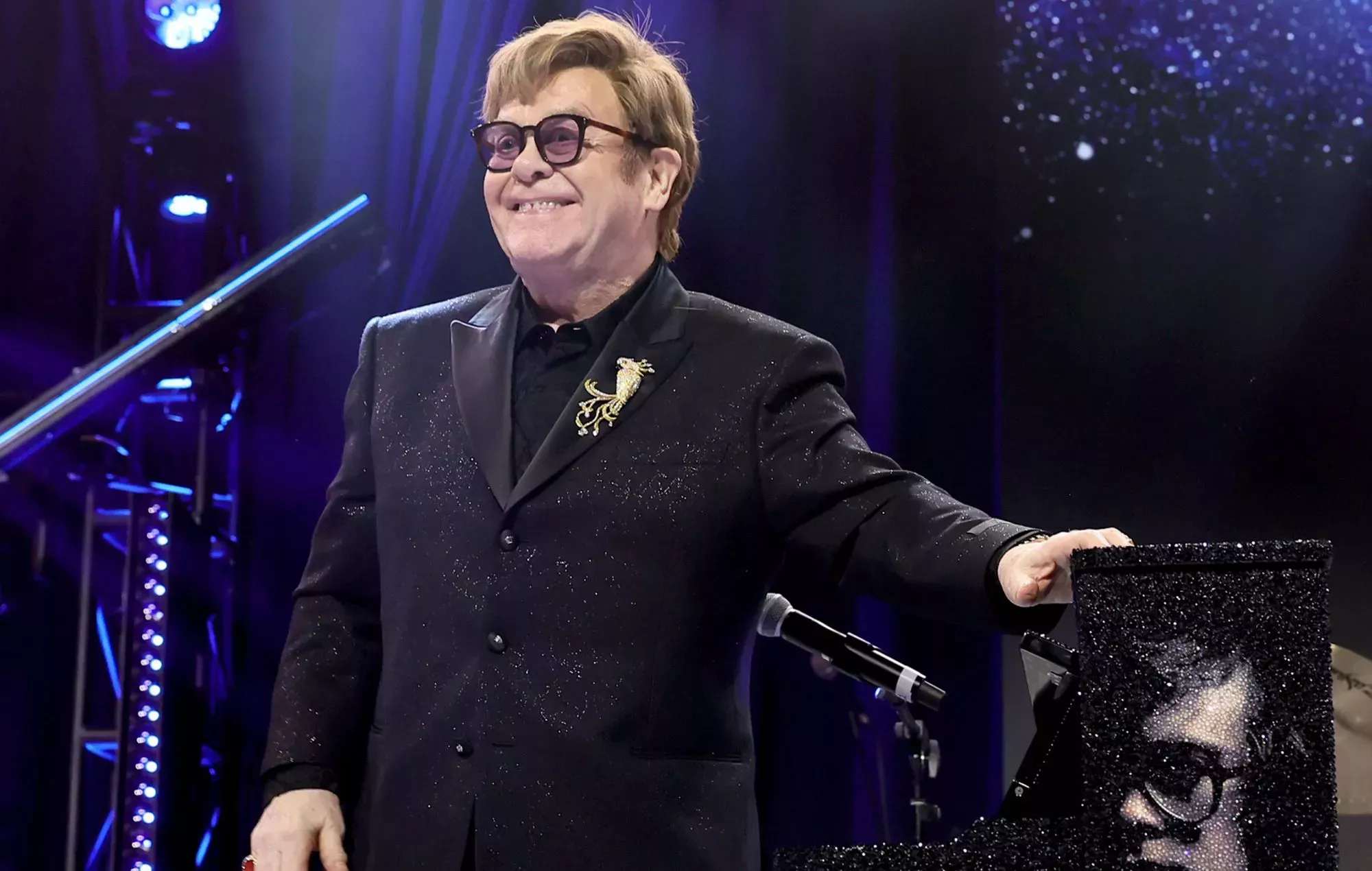 Elton John trabaja en dos musicales y está 
