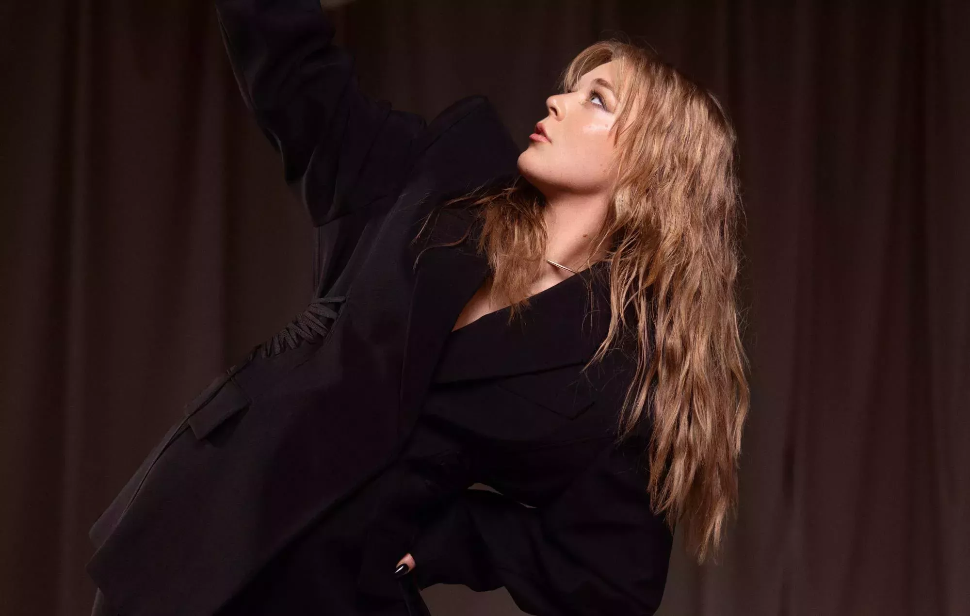 Escucha el nuevo single de Becky Hill, 'Outside Of Love', un himno.