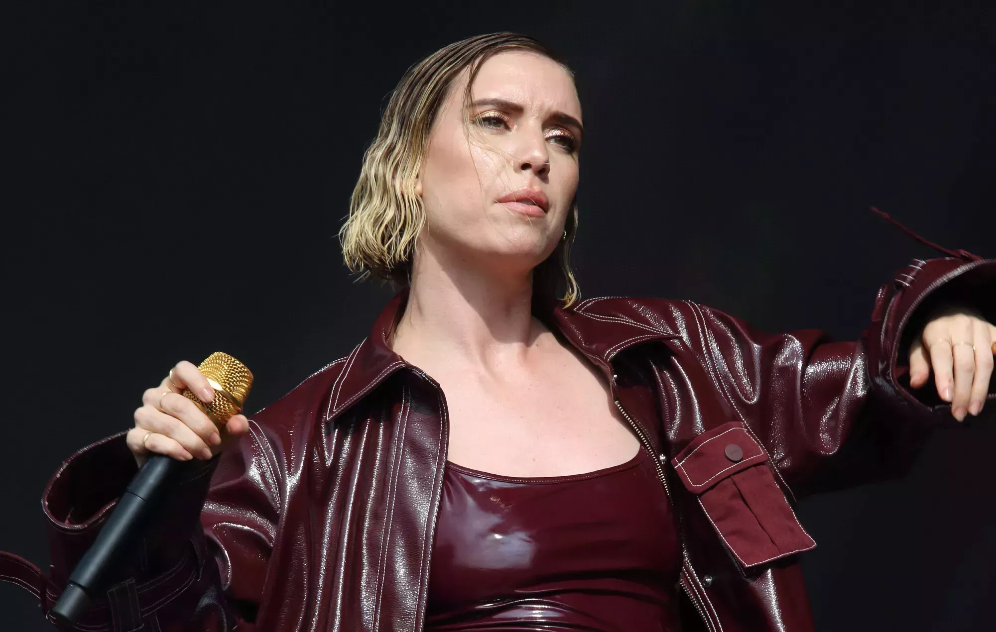 Escucha la conmovedora versión de Lykke Li de 