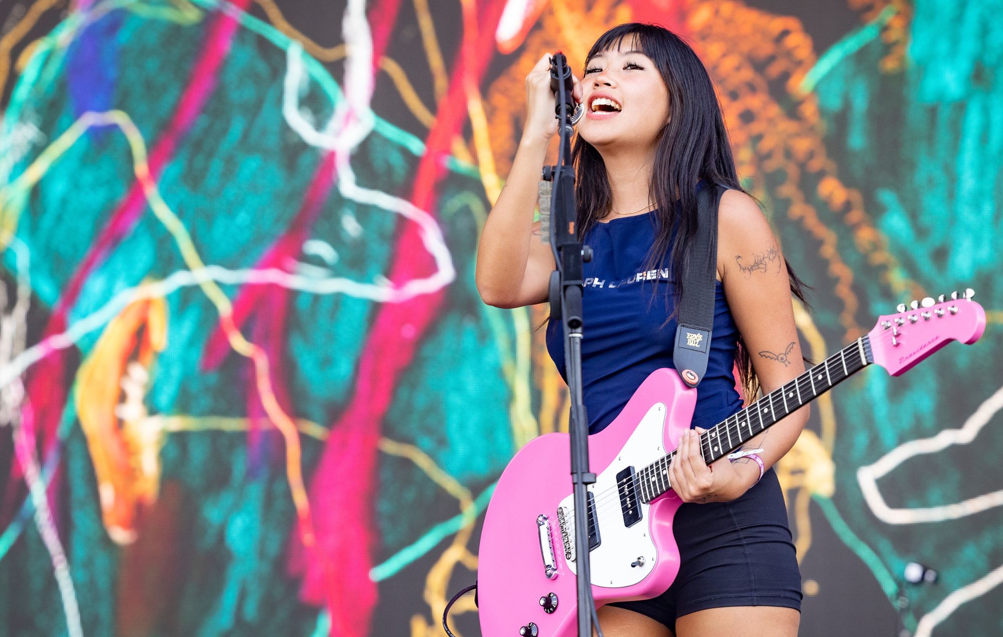 Escucha la maravillosa versión de Beabadoobee de "It's Only A Paper Moon" de la banda sonora de "The New Look" de Jack Antonoff.