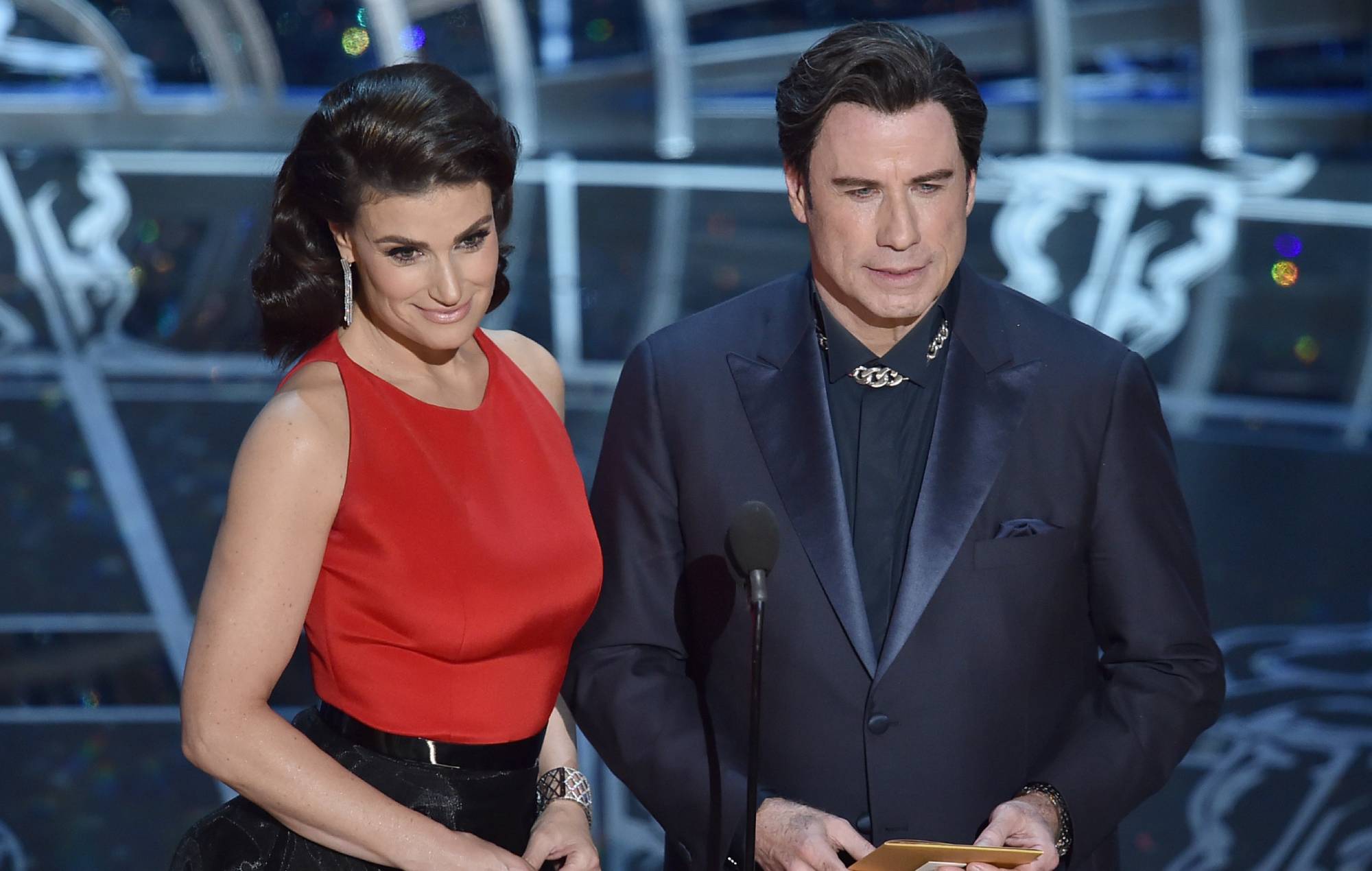 Idina Menzel celebra los 10 años de la metedura de pata de John Travolta con 'Adele Dazeem' en los Oscar