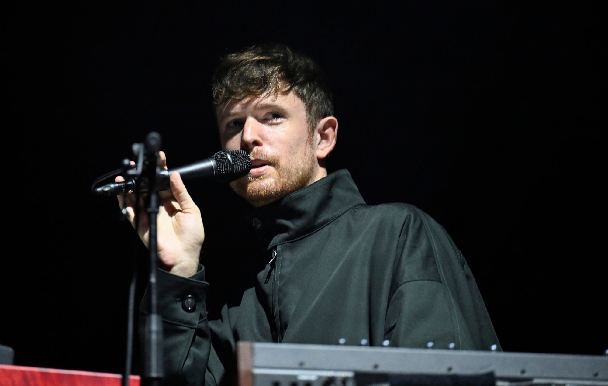 James Blake encuentra la "solución" al streaming y comparte temas inéditos en su nueva plataforma Vault