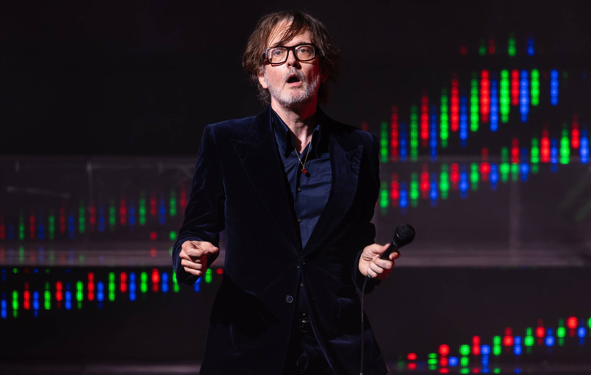 Jarvis Cocker anuncia más conciertos de Pulp y habla de su nuevo proyecto "Biophobia": "Solía tener miedo de la naturaleza"