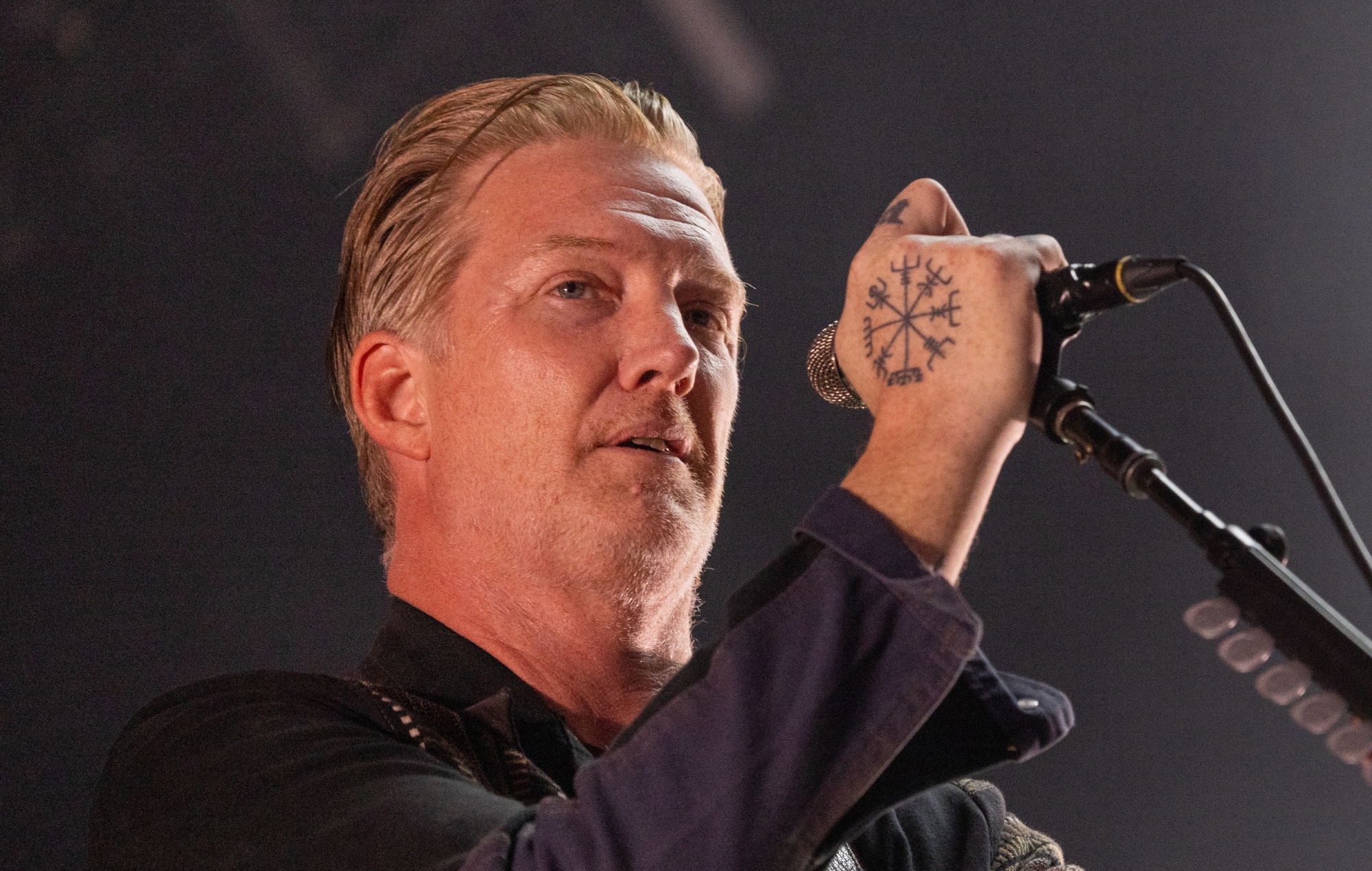Josh Homme sobre la reunión de Them Crooked Vultures: "Me encantaría volver a reunir a la banda"