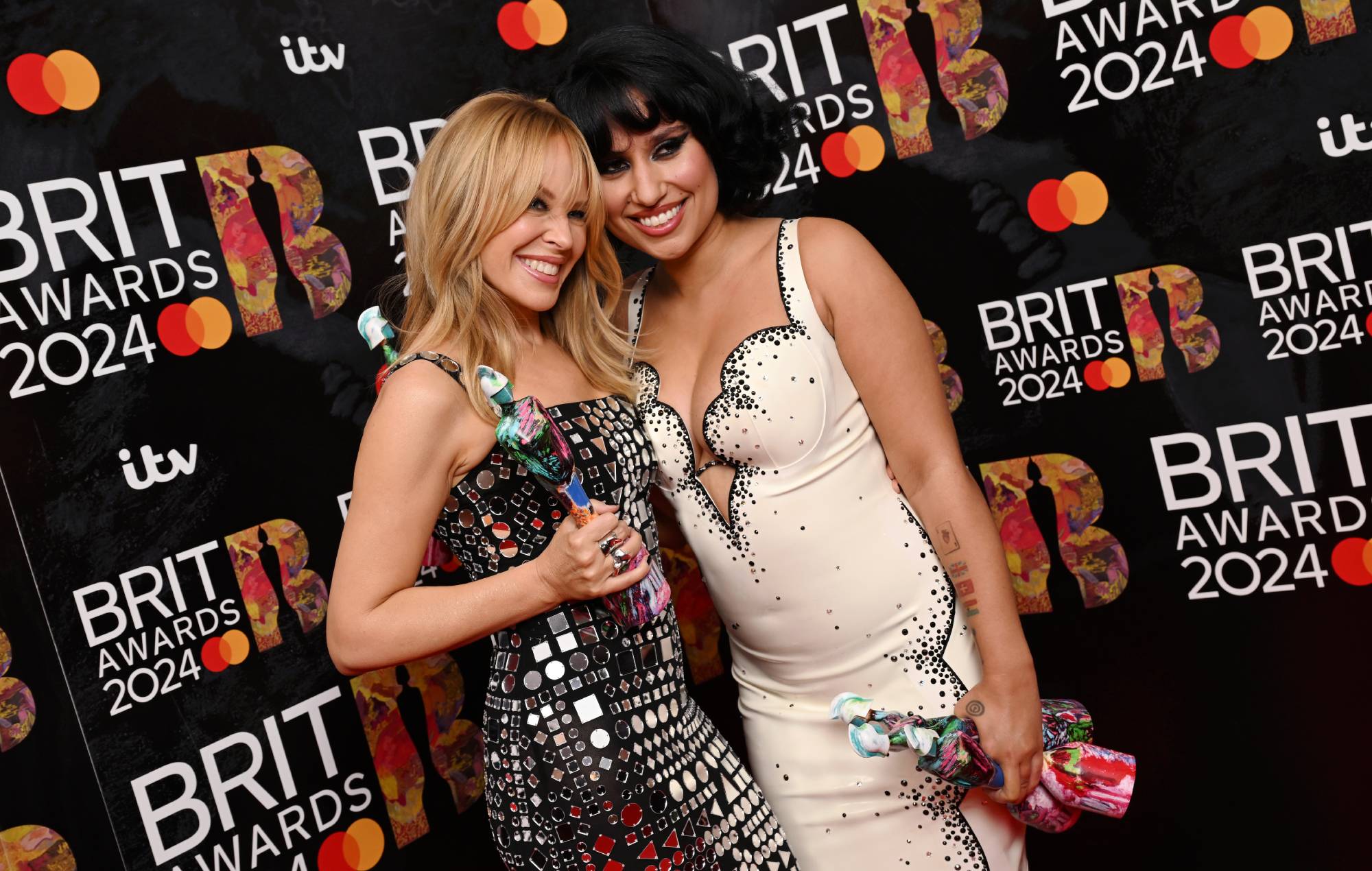 RAYE pide que los compositores reciban "puntos maestros de derechos de autor" durante su discurso de aceptación de los BRITs