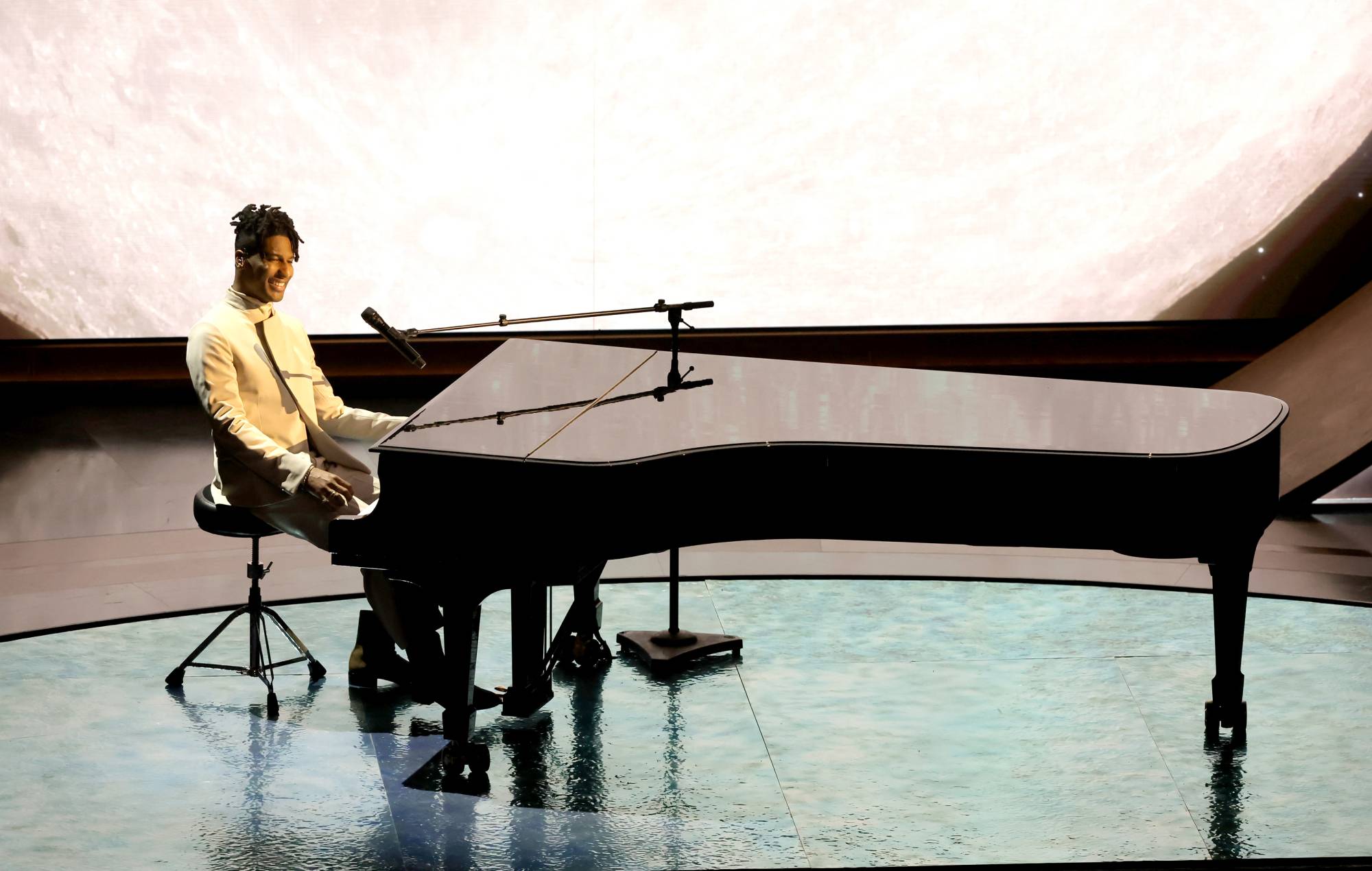 Vea a Jon Batiste interpretar 'It Never Went Away' en los Oscar 2024