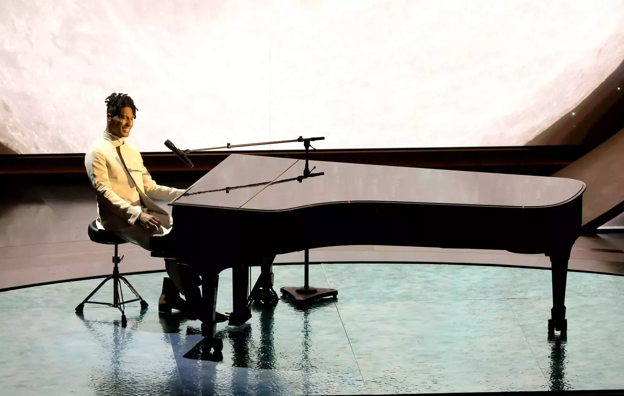 Vea a Jon Batiste interpretar 'It Never Went Away' en los Oscar 2024