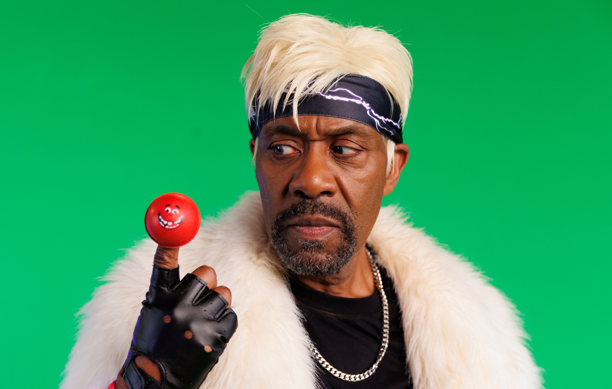 Vea a Sir Lenny Henry interpretando "I'm Just Ken" para la última edición de Comic Relief