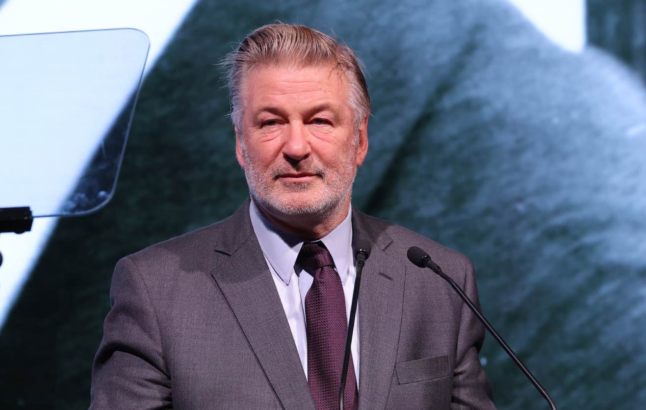 Alec Baldwin le quita el teléfono de la mano a un manifestante palestino después de que le preguntaran "¿por qué mataste a esa señora?"