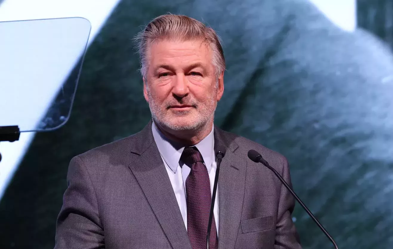 Alec Baldwin le quita el teléfono de la mano a un manifestante palestino después de que le preguntaran