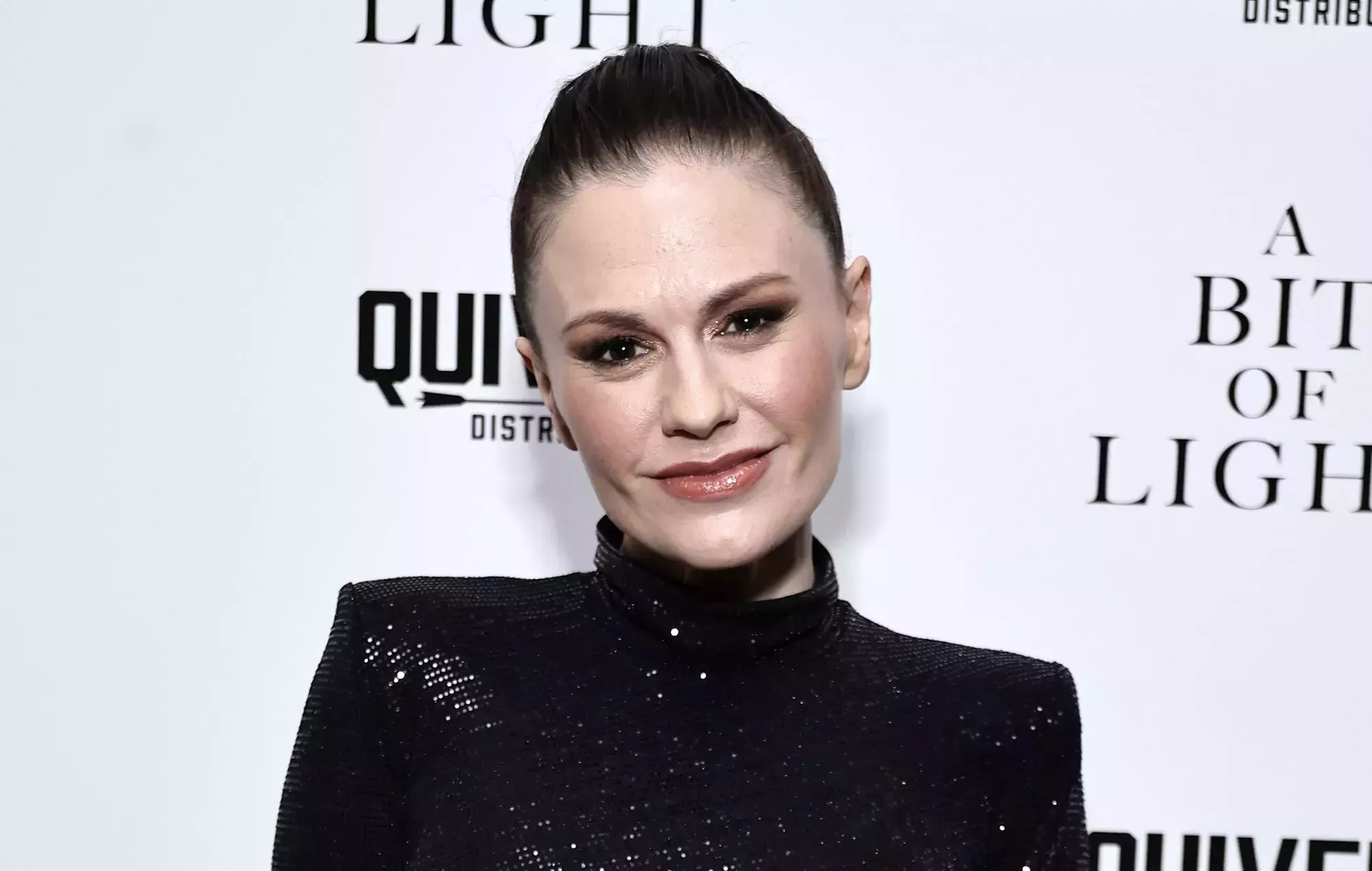 Anna Paquin lucha contra sus problemas de salud para caminar por la alfombra roja con bastón