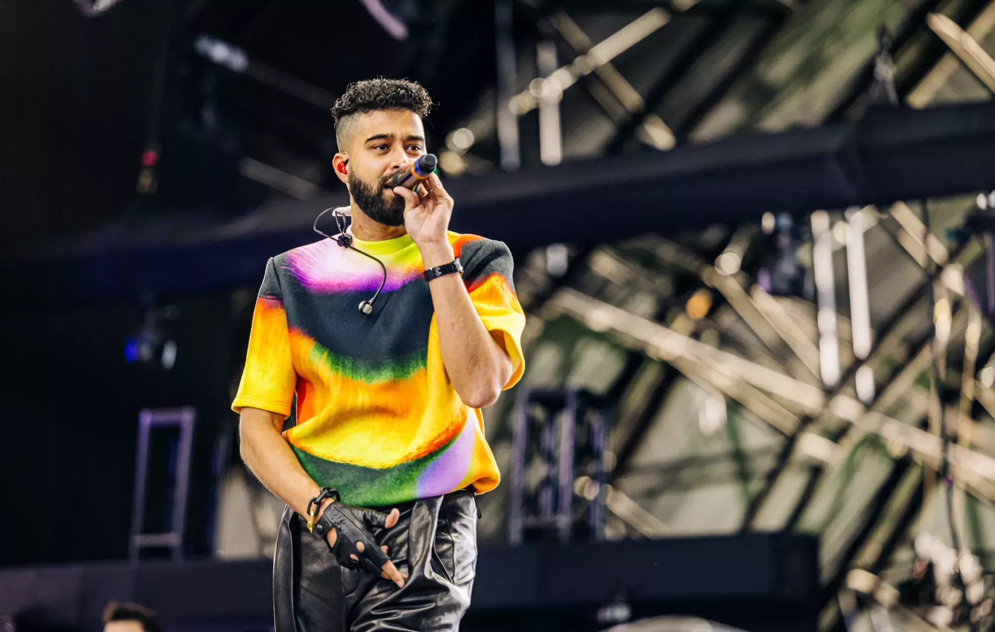 AP Dhillon responde a la indignación por haber destrozado una guitarra en Coachella y se compara con Kurt Cobain