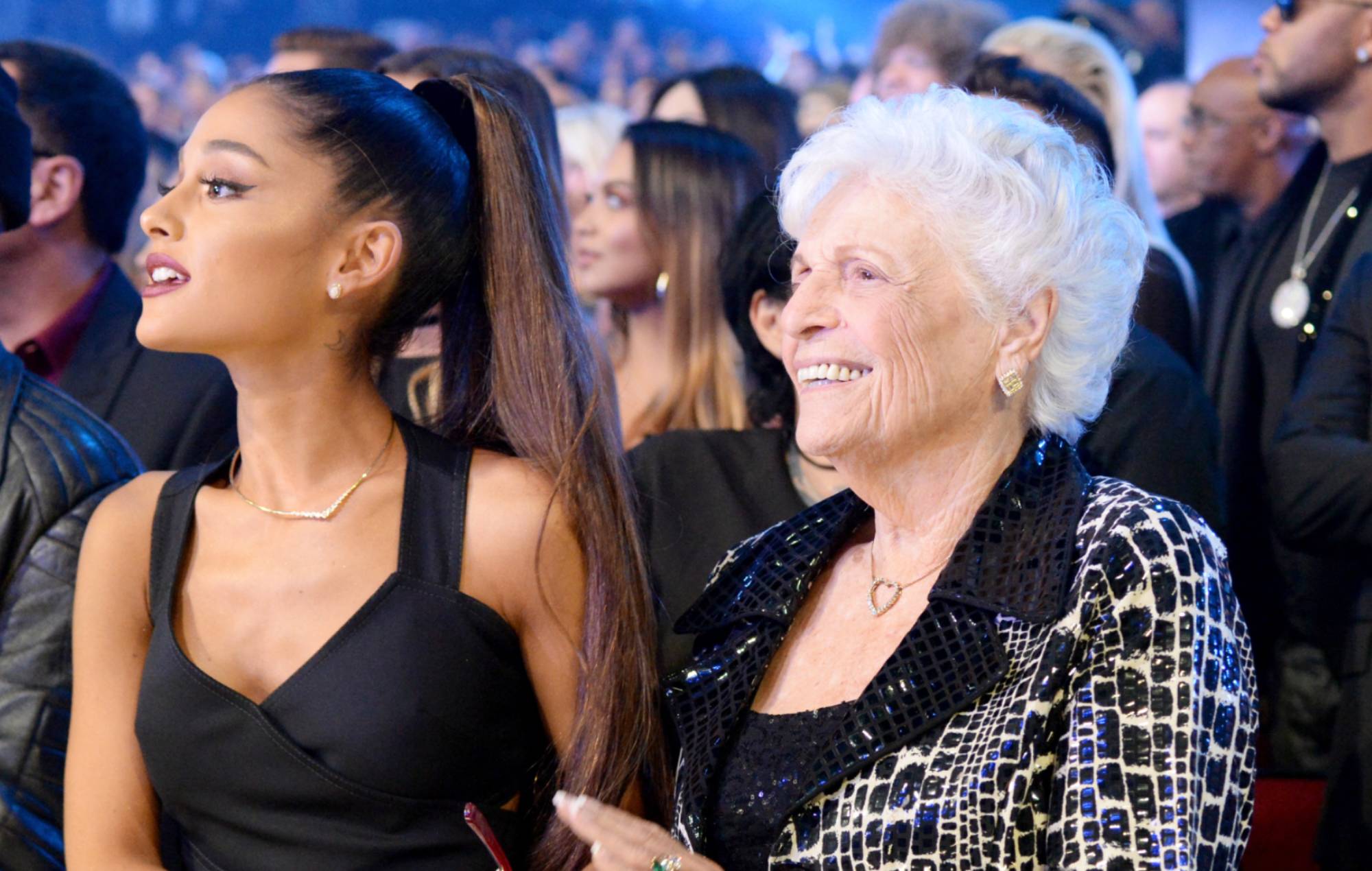 Ariana Grande celebra que su "Nonna más bella" haga historia en las listas de éxitos de EE.UU.