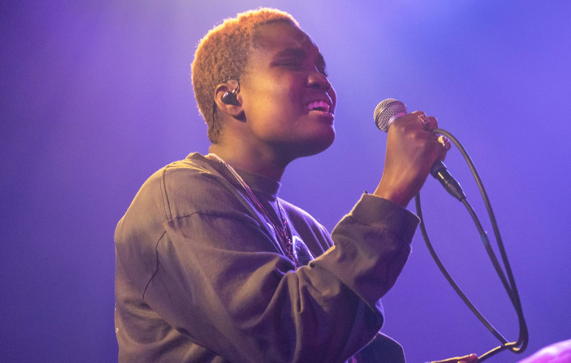 Arlo Parks interpreta "Devotion" en "The Tonight Show