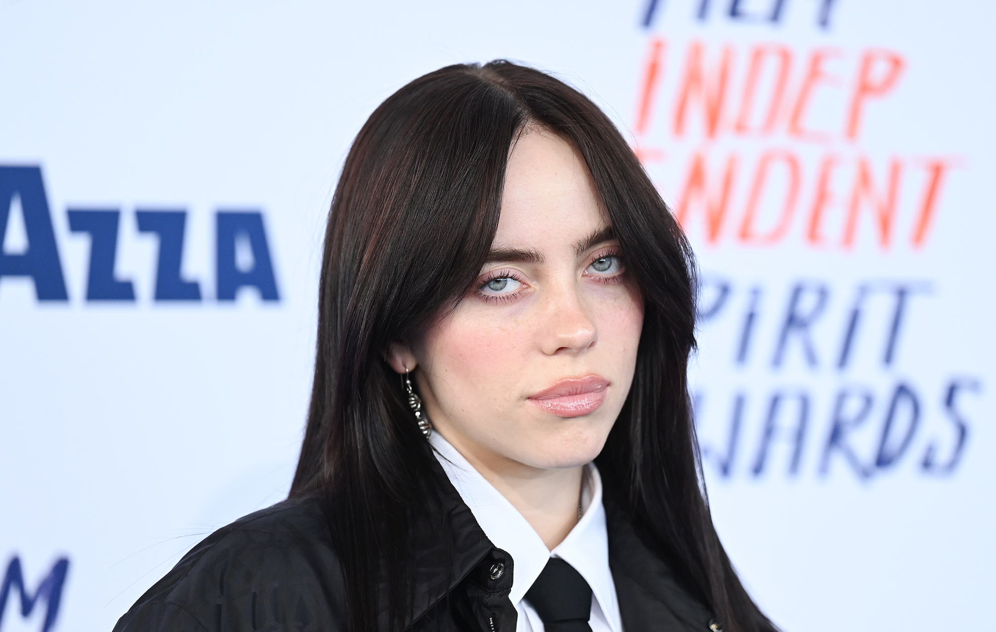 Billie Eilish responde a las reacciones contra sus comentarios sobre el vinilo: "No estaba señalando a nadie"