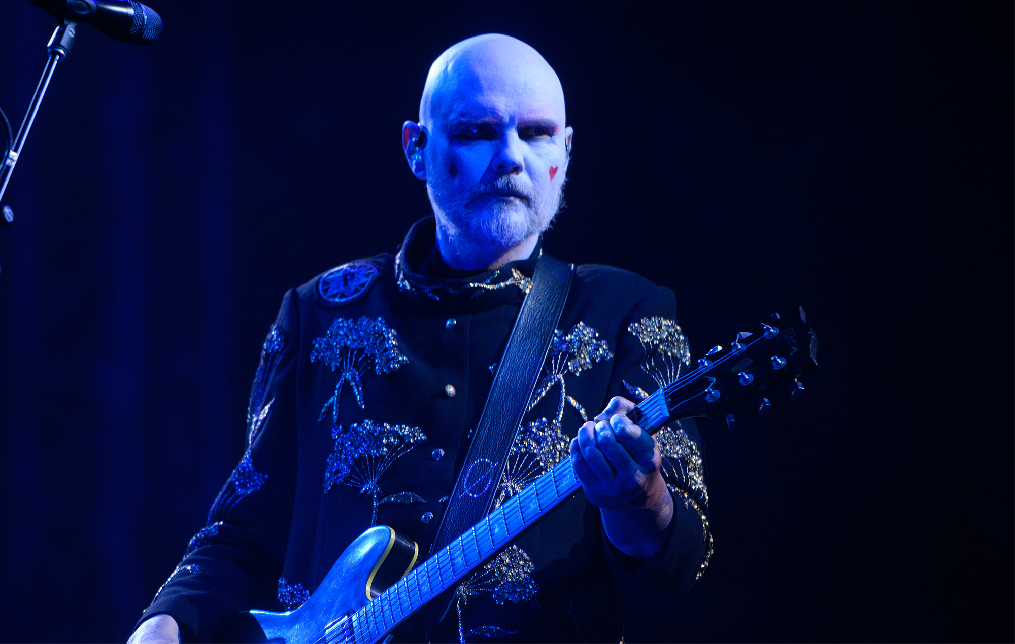 Billy Corgan, de Smashing Pumpkins, y su familia, "encantados" de anunciar un nuevo reality show sobre su carrera en la lucha libre
