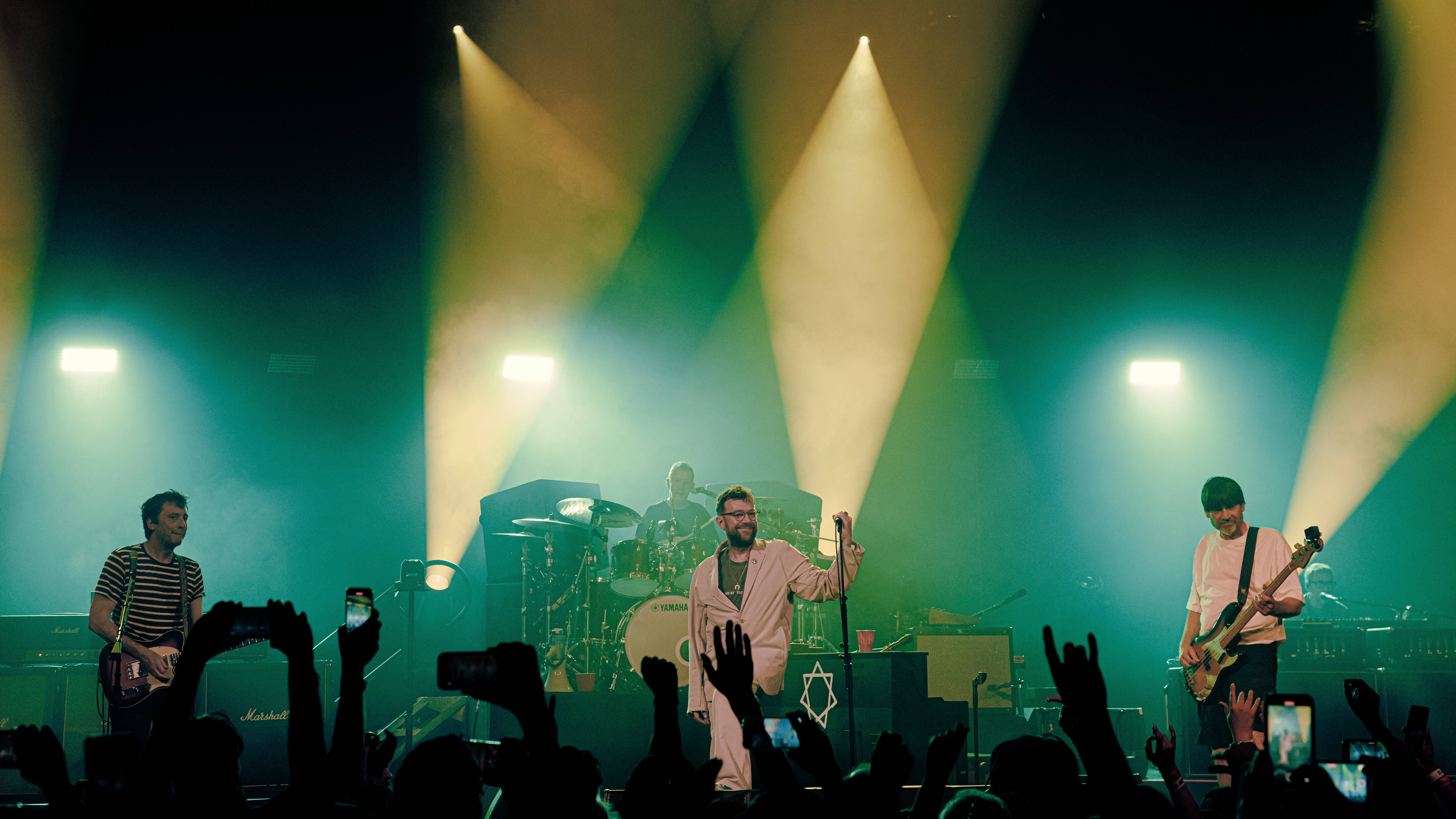 

	
		Blur resuelve los problemas en tiempo real en el concierto de calentamiento previo a Coachella: Reseña del concierto
	
	