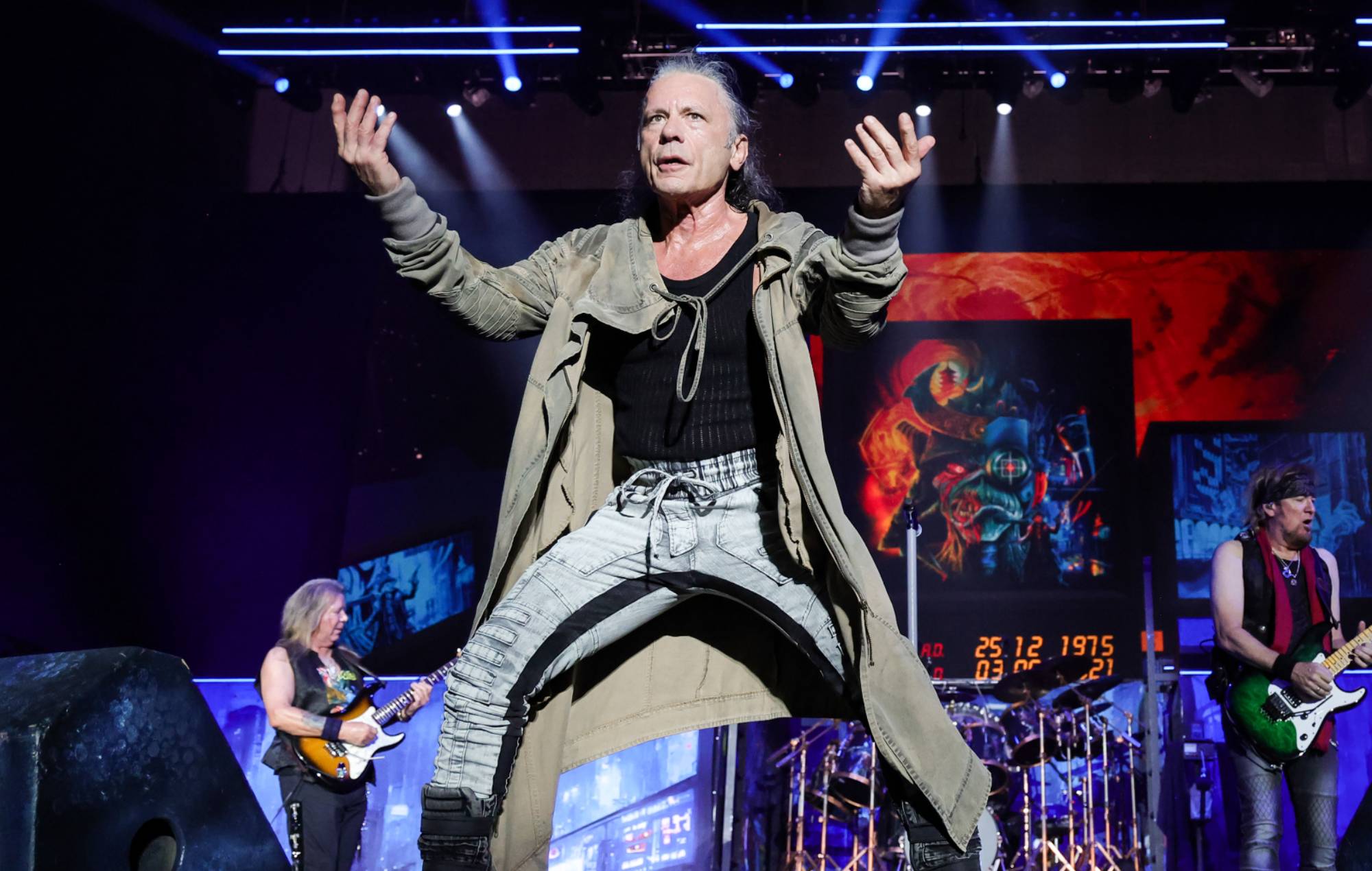 Bruce Dickinson, de Iron Maiden, reprende a un fan por fumar tras explotar su vape durante un concierto