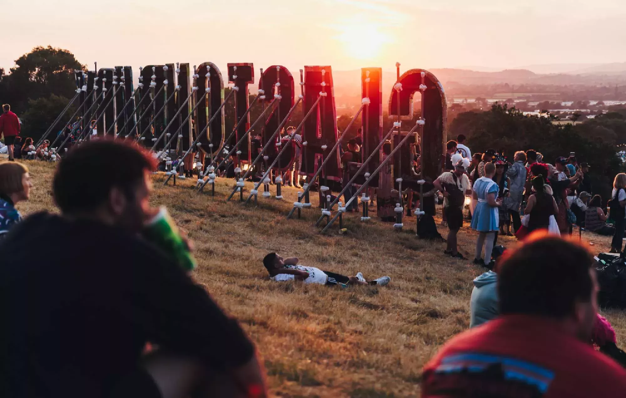 Caity Baser, Lulu, Frank Turner y Skindred entre los nuevos nombres del cartel de Glastonbury 2024 en la revelación de Field Of Avalon