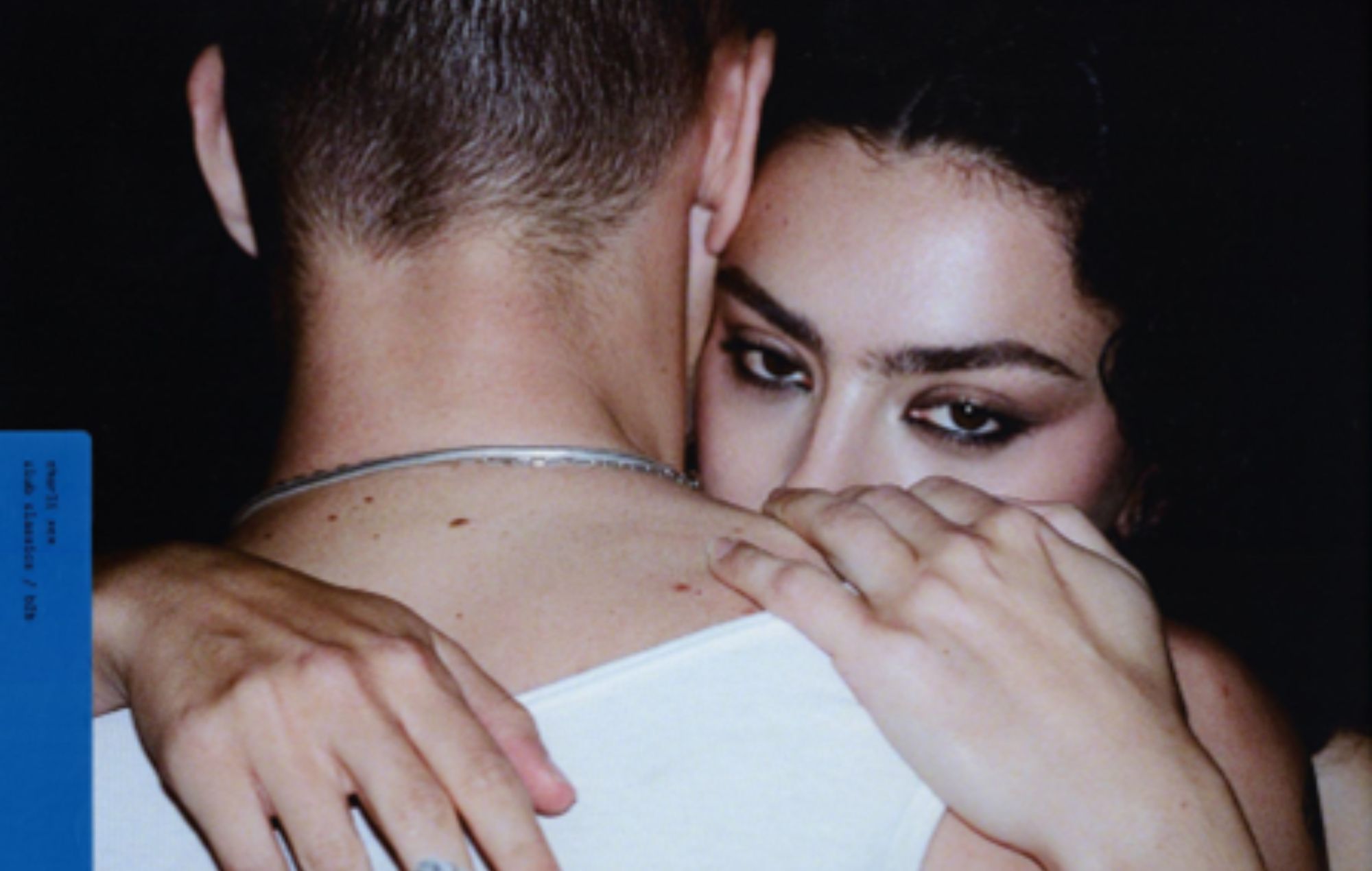 Charli XCX comparte dos nuevos singles 'Club Classics' y 'B2B' junto con la fecha de lanzamiento de 'BRAT'